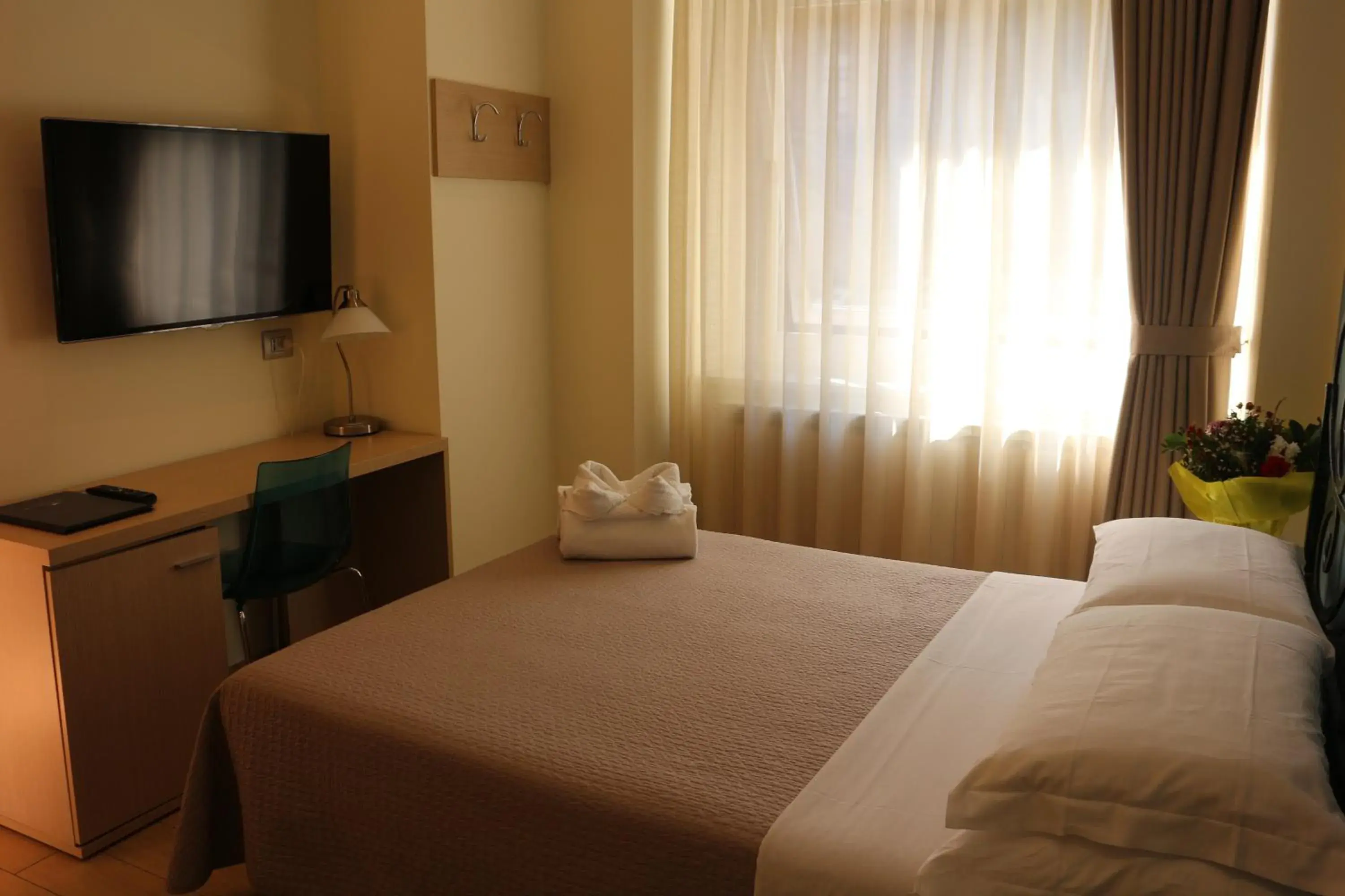 TV and multimedia, Bed in Hotel La Madonnina