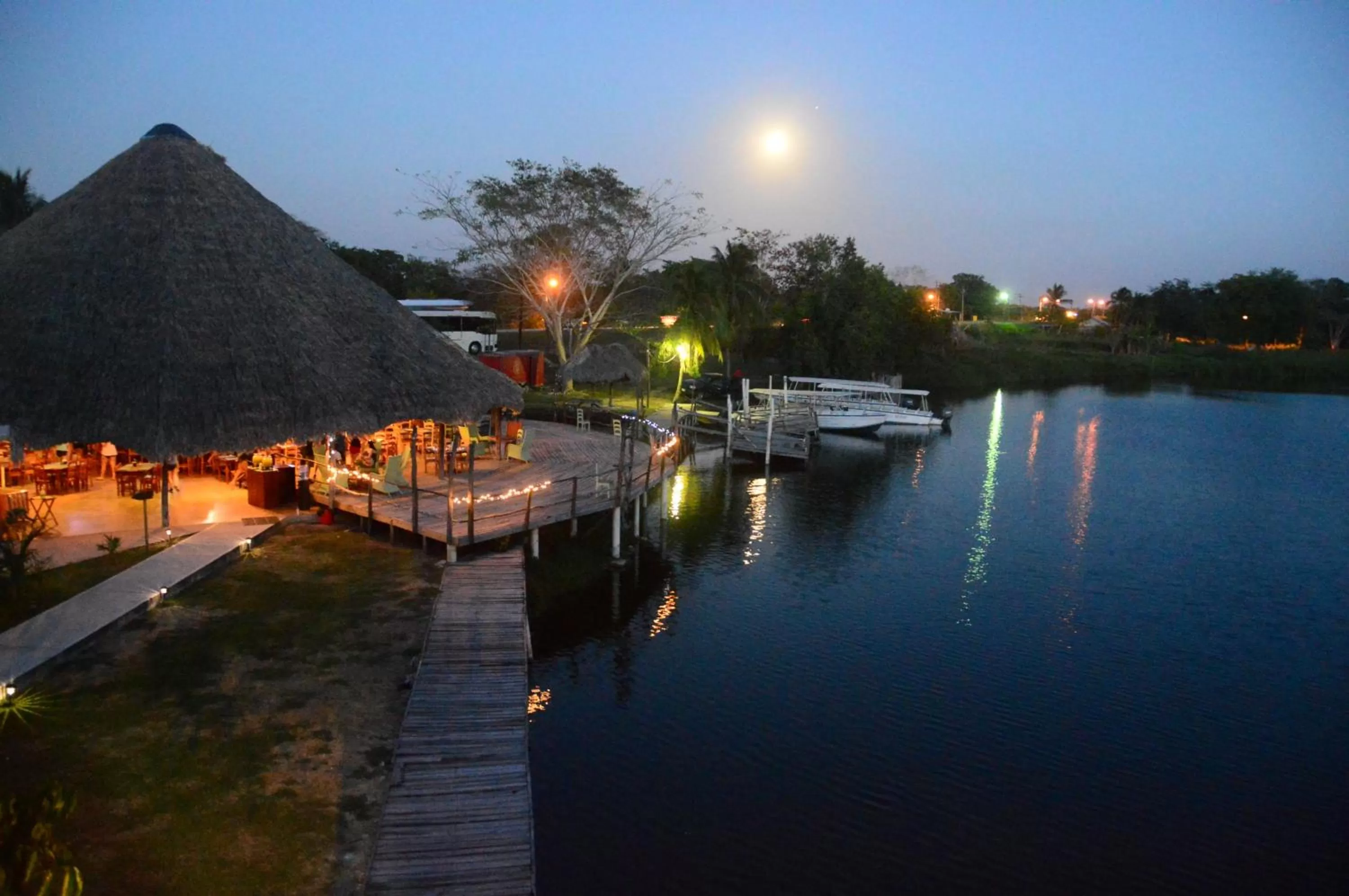 Restaurant/places to eat in Lamanai Hotel & Marina