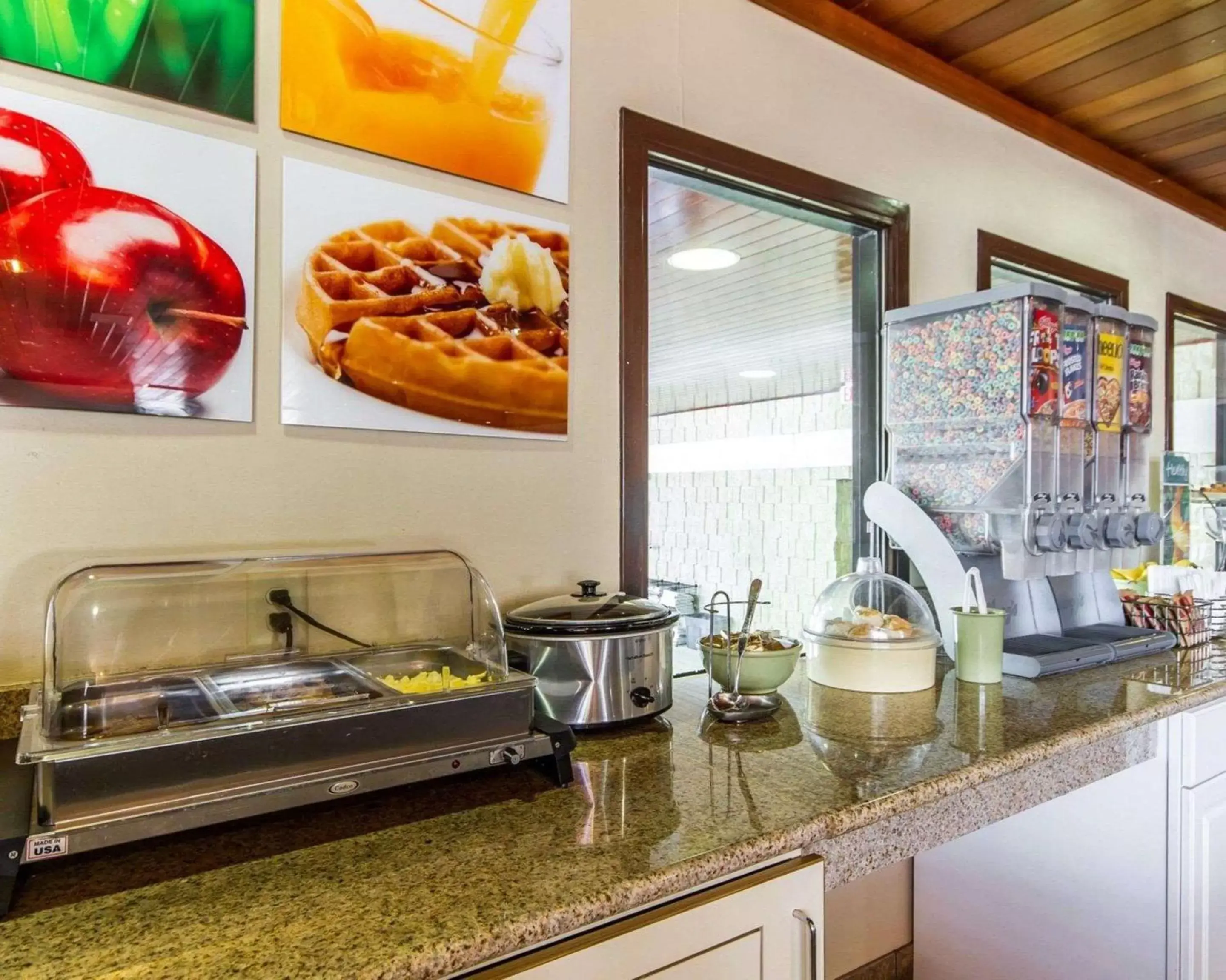 Restaurant/places to eat, Kitchen/Kitchenette in Quality Inn La Crosse