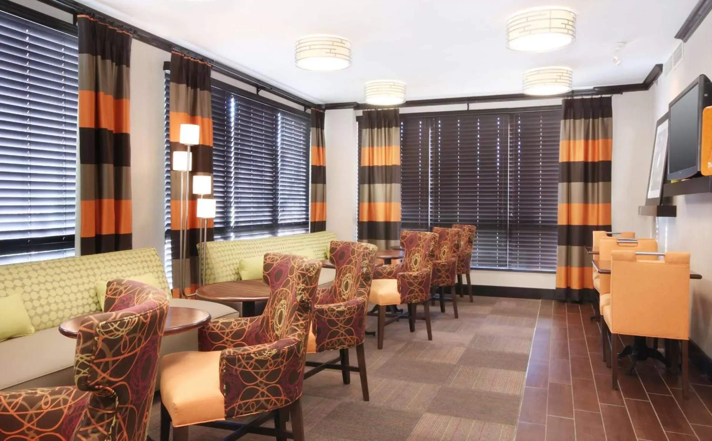 Lobby or reception, Lounge/Bar in Hampton Inn Overland Park