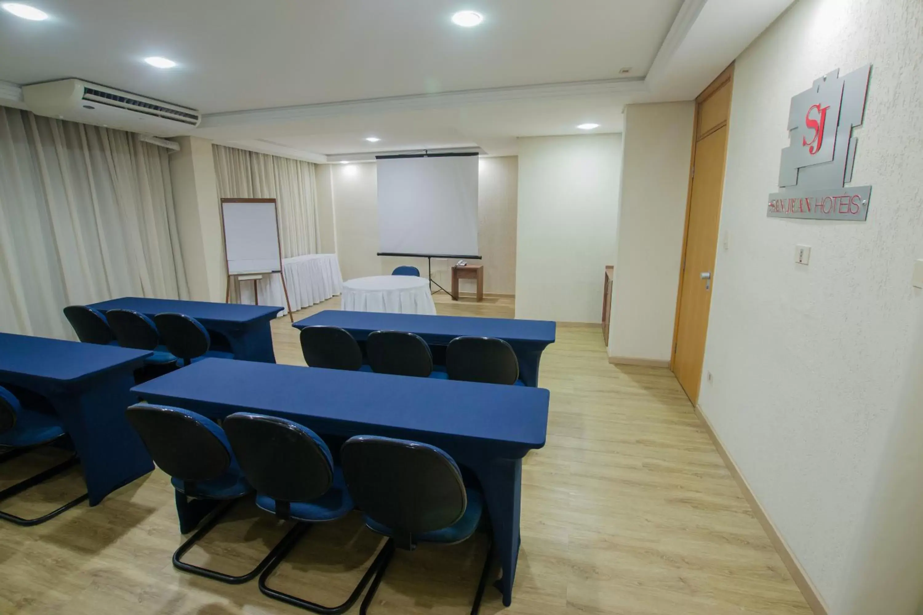 Business facilities in San Juan Royal