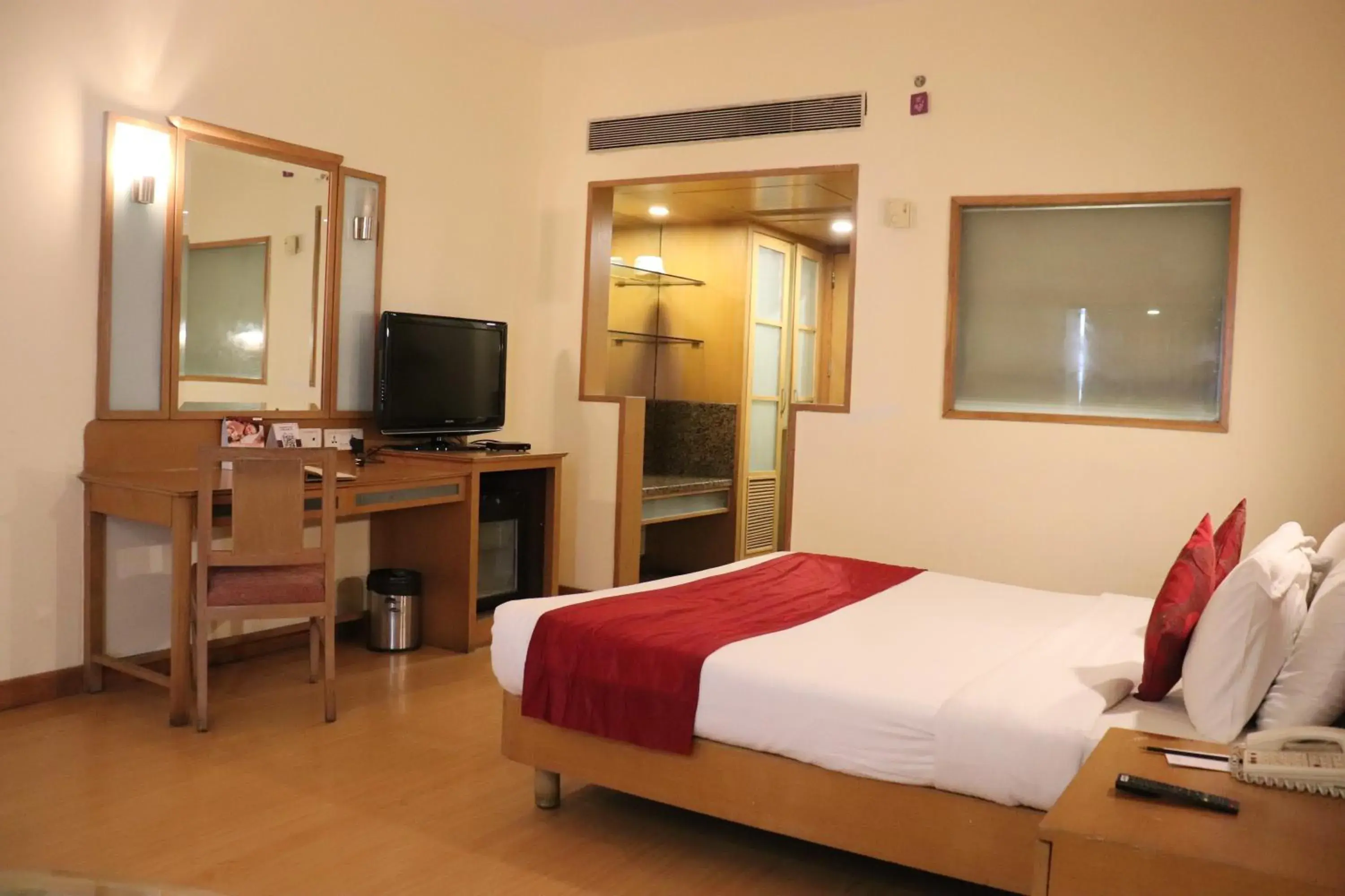 Bedroom, TV/Entertainment Center in Hotel Vits Aurangabad