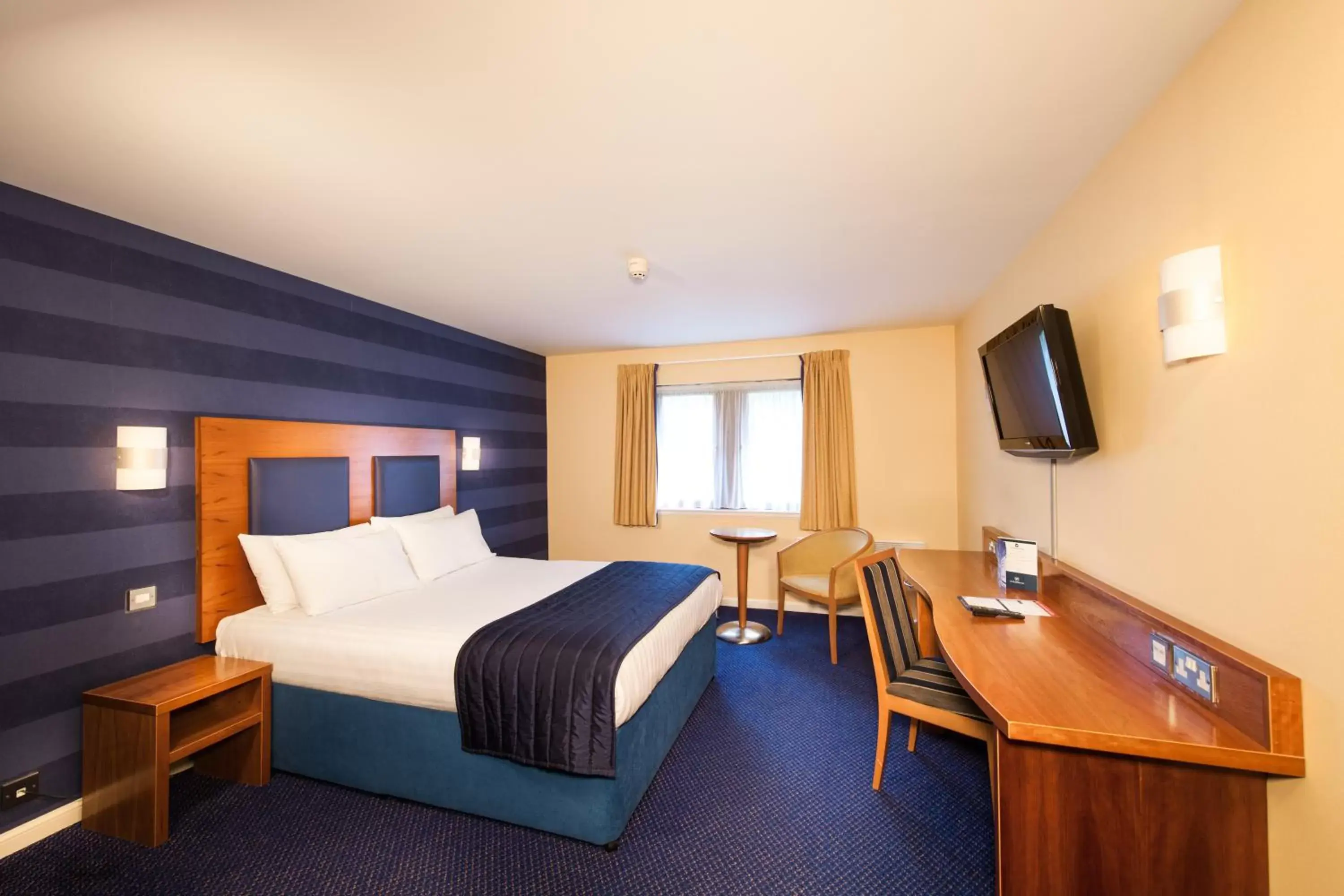 Bedroom in Leonardo Inn Aberdeen Airport