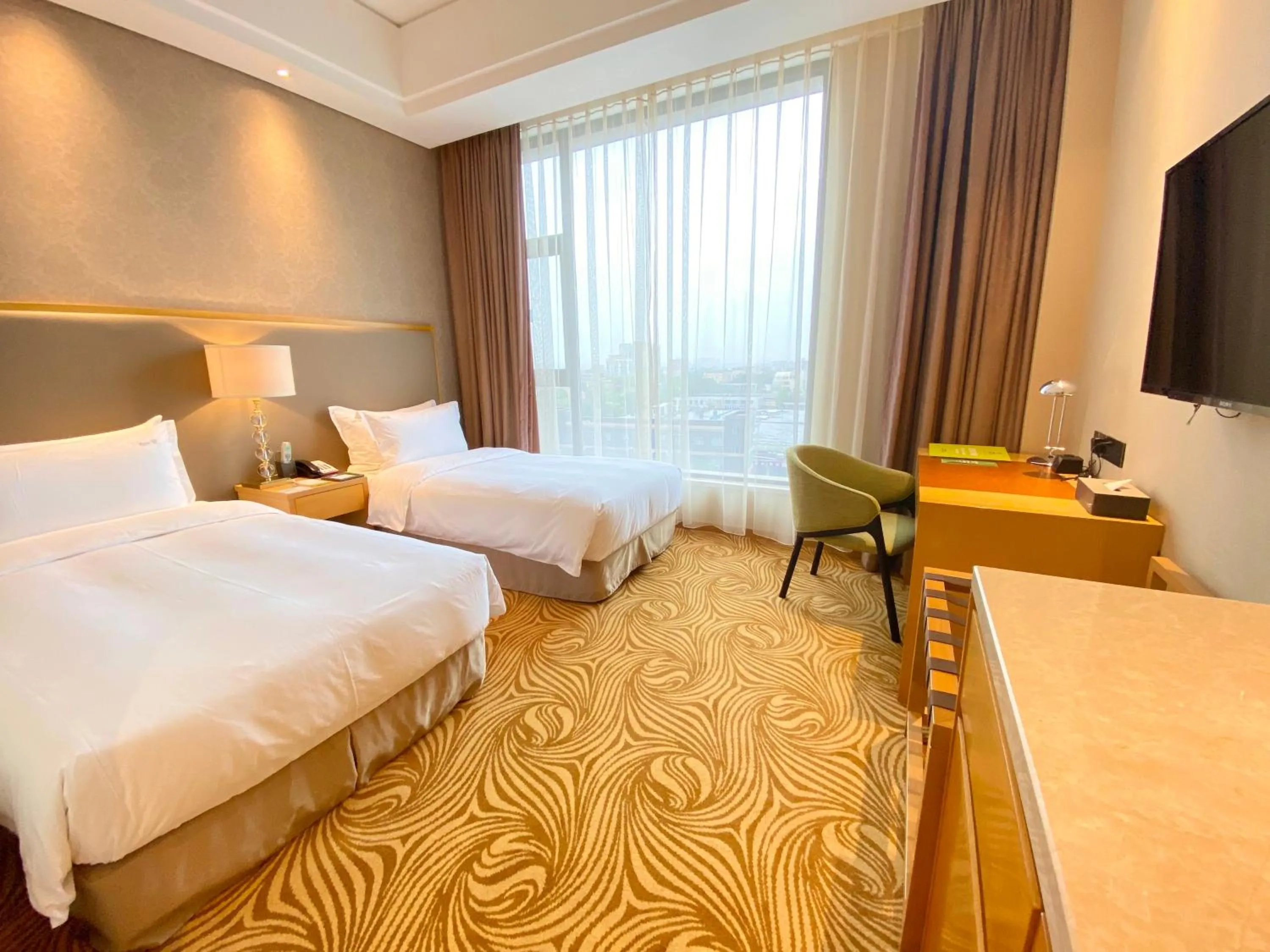 Photo of the whole room, Bed in Holiday Inn Foshan Nanhai Central by IHG