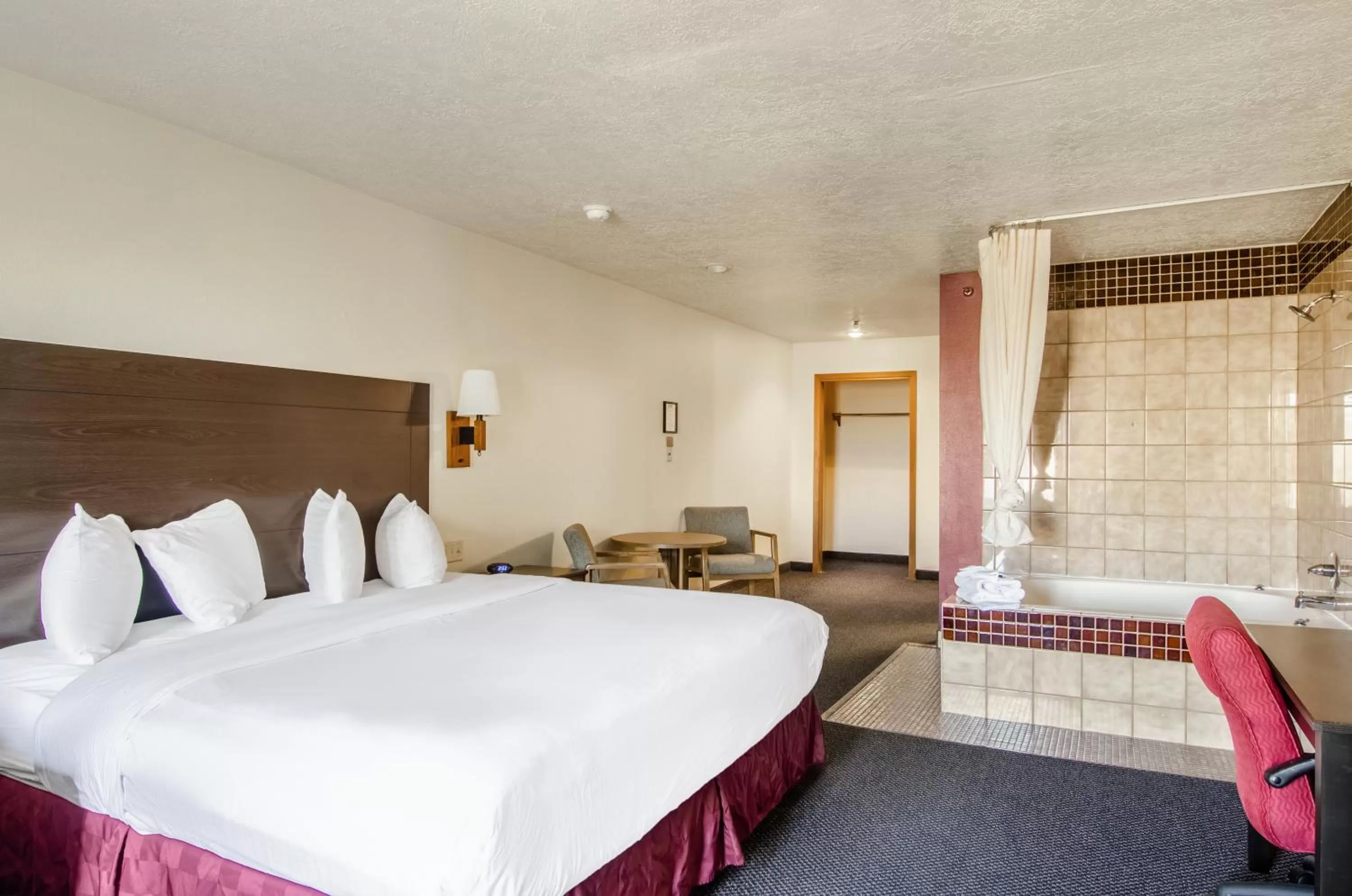 King Suite with Spa Bath - Non-Smoking in Americas Best Value Inn & Suites Ft Collins E at I-25