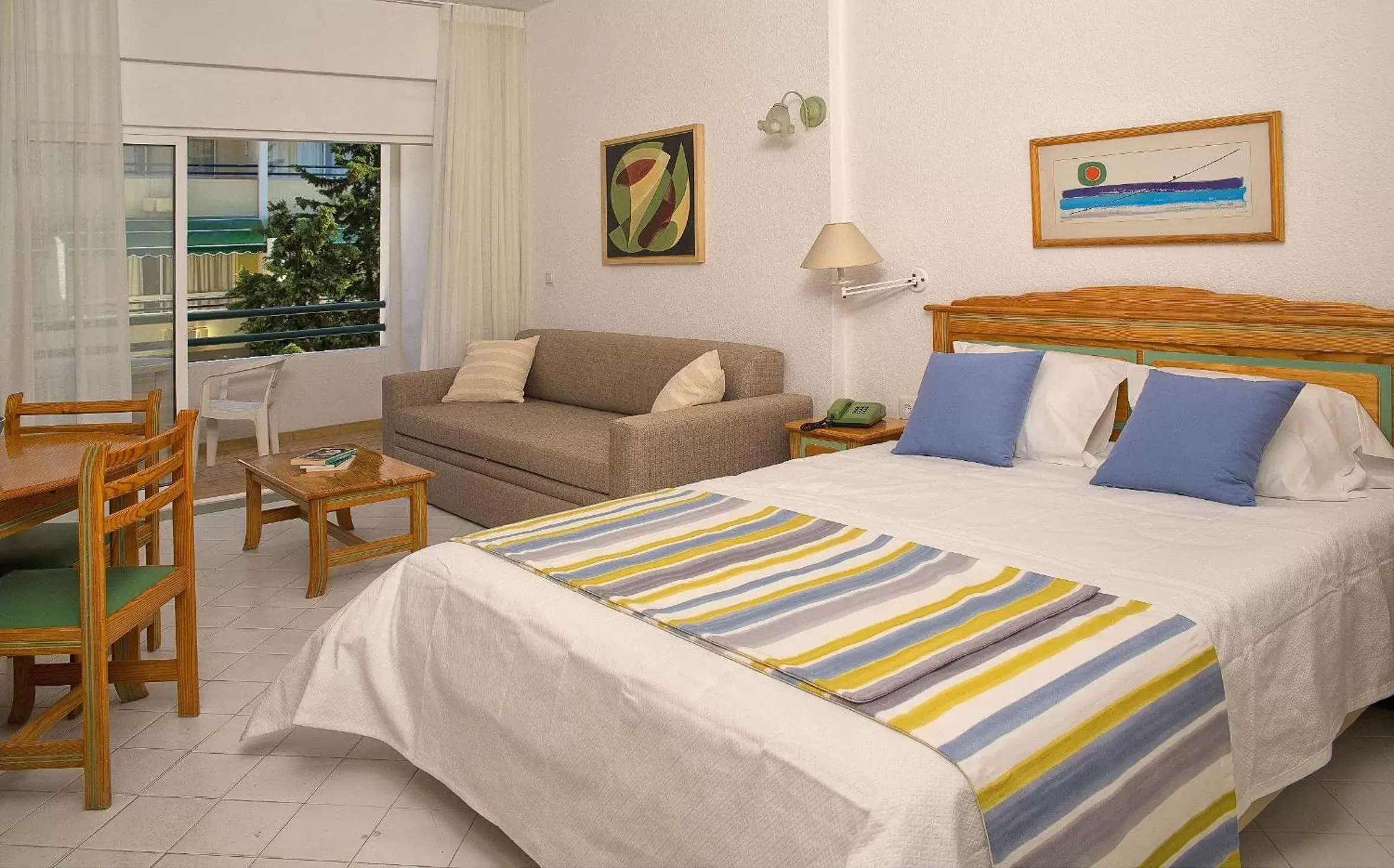 Bedroom, Bed in Ourabay Hotel Apartamento - Art & Holidays