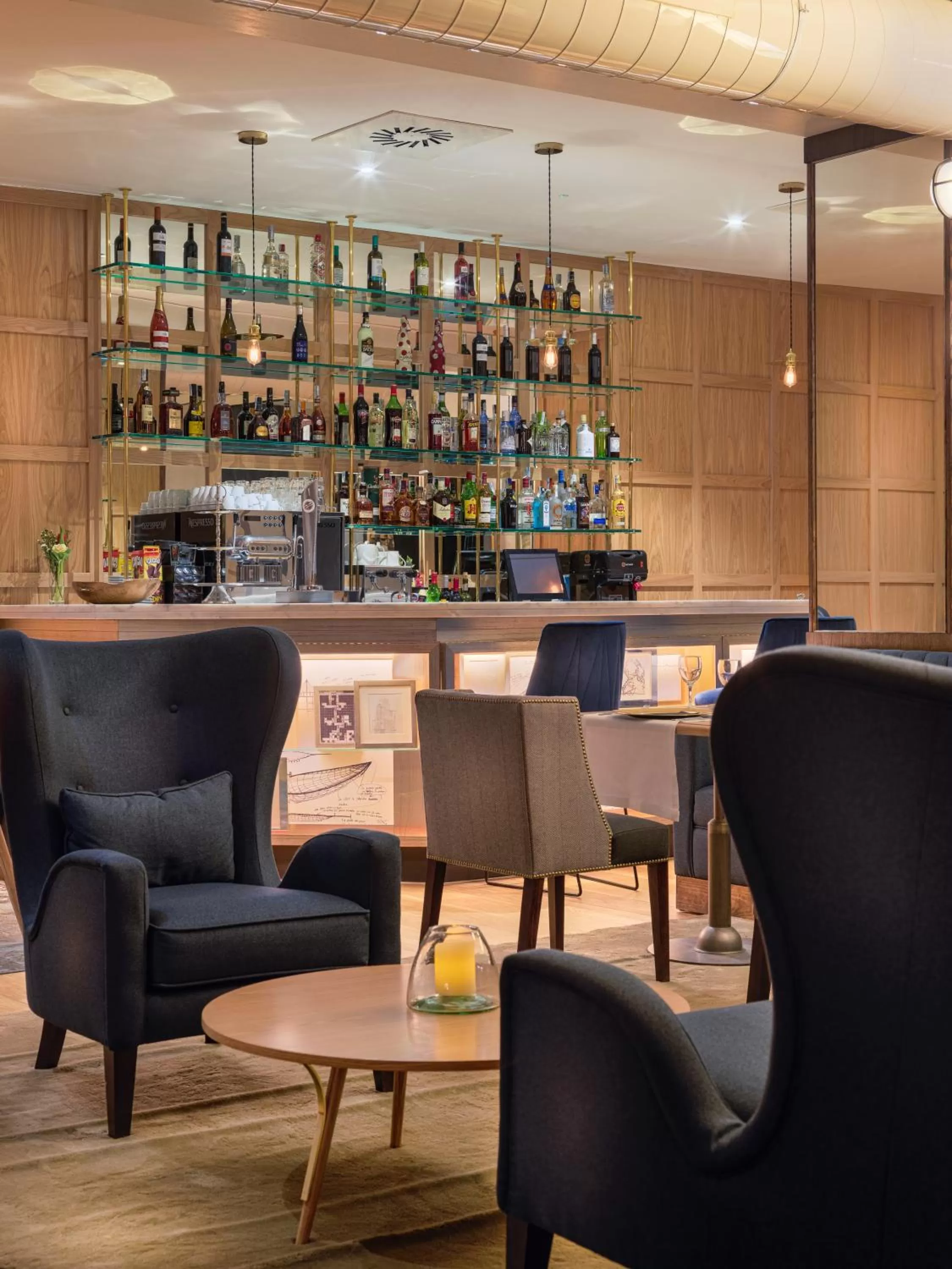 Lounge or bar in H10 Puerta de Alcalá 4 Sup