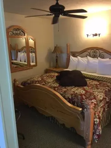 Bed in Davis House Inn