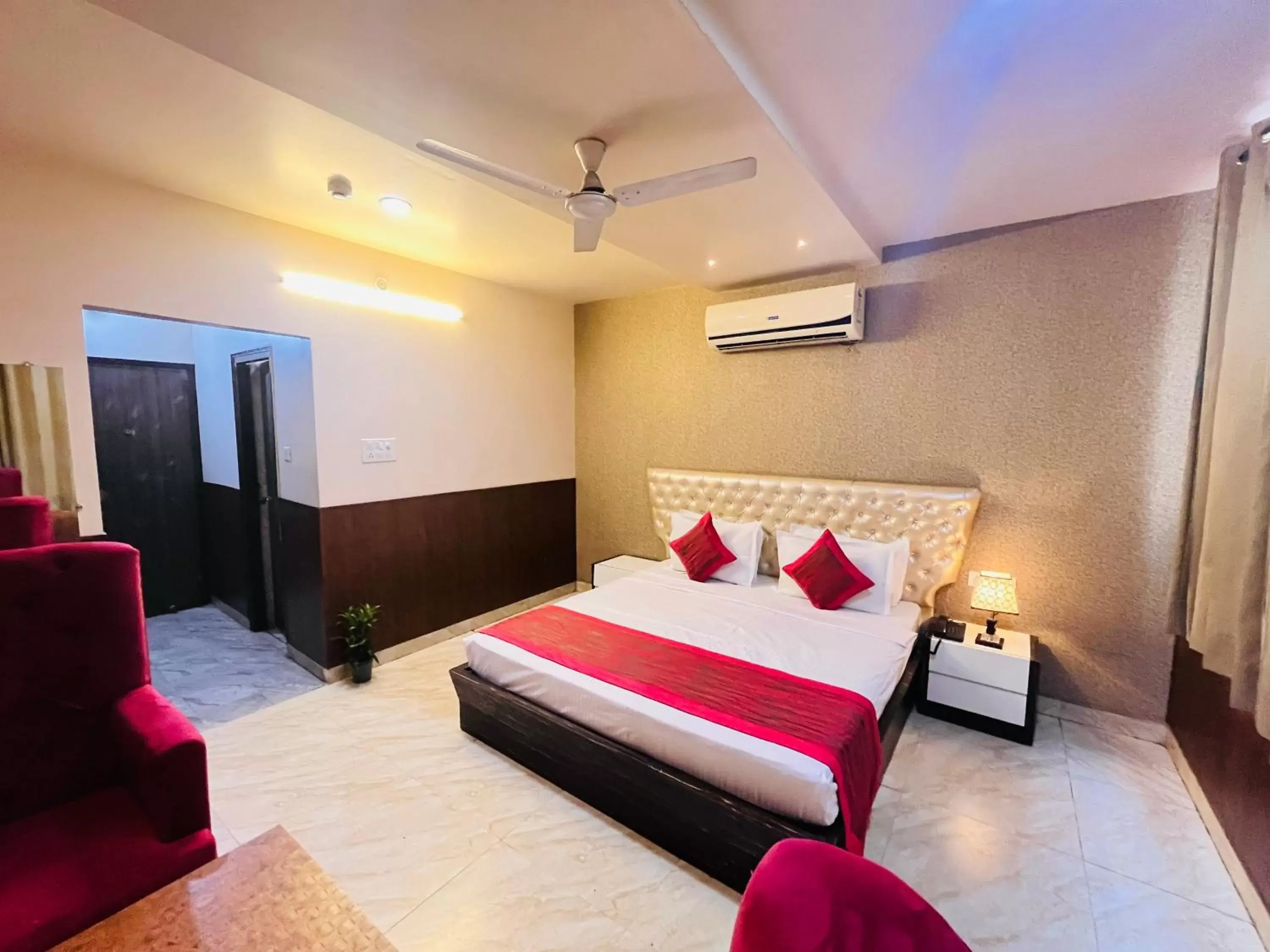 Deluxe King Room - single occupancy in Hotel The Leaf - Gomti Nagar Lucknow Deluxe King Room - single occupancy in Hotel The Leaf - Gomti Nagar Lucknow