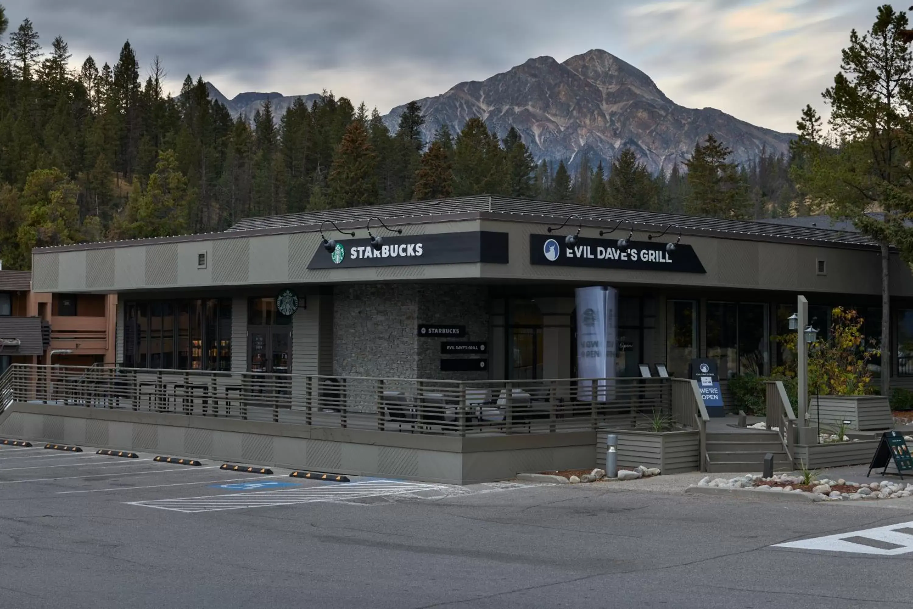 Restaurant/places to eat, Property Building in Marmot Lodge Jasper