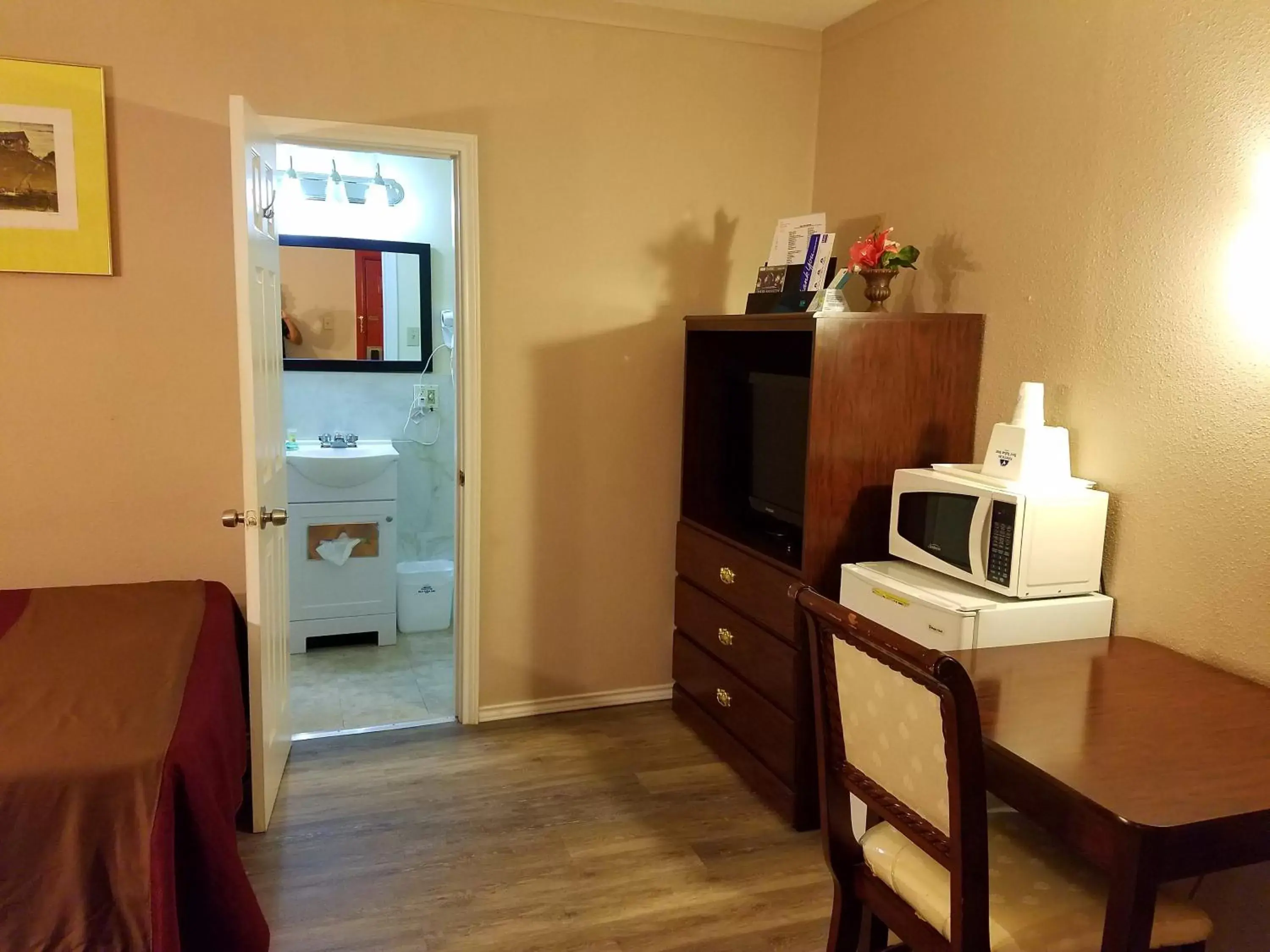 TV and multimedia, TV/Entertainment Center in Americas Best Value Inn Ozona