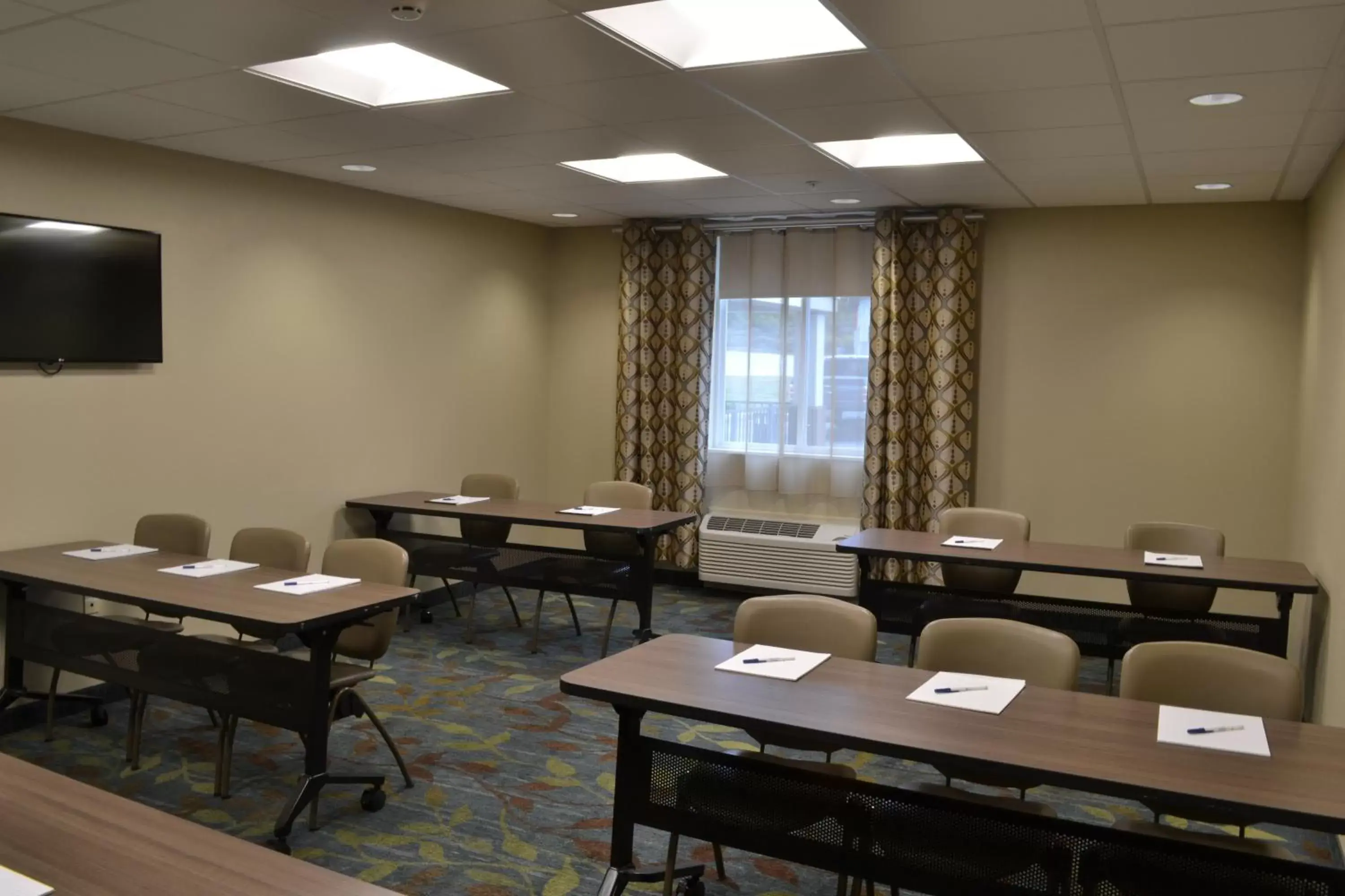 Meeting/conference room, Restaurant/Places to Eat in Candlewood Suites St Clairsville Wheeling Area, an IHG Hotel