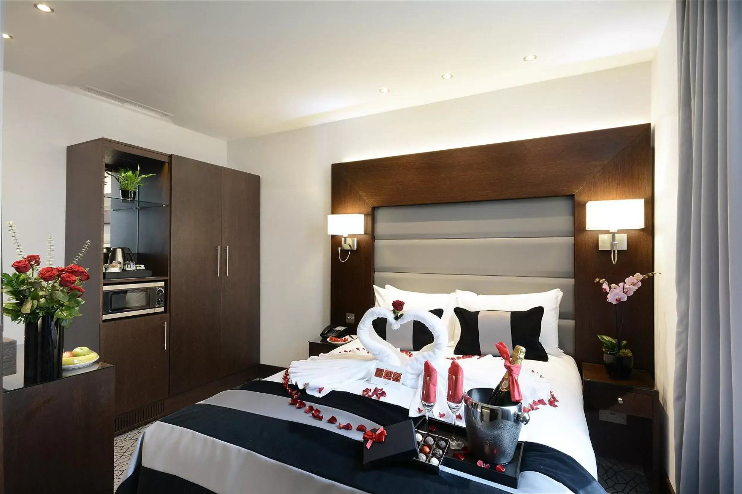Property building, Bed in Paddington Court Executive Rooms