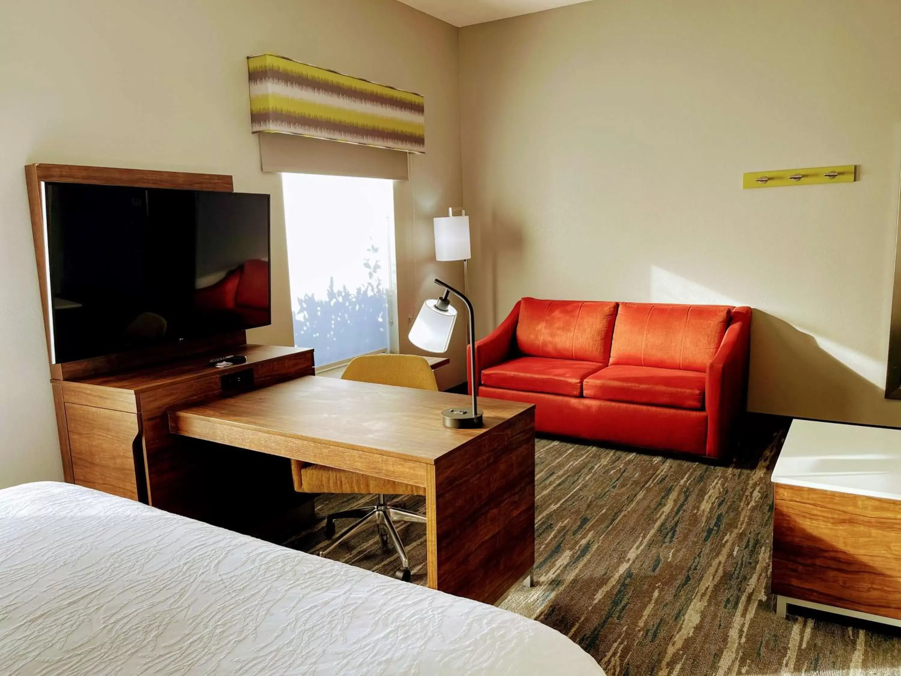Bedroom, Seating Area in Hampton Inn & Suites Pensacola I-10 N at University Town Plaza