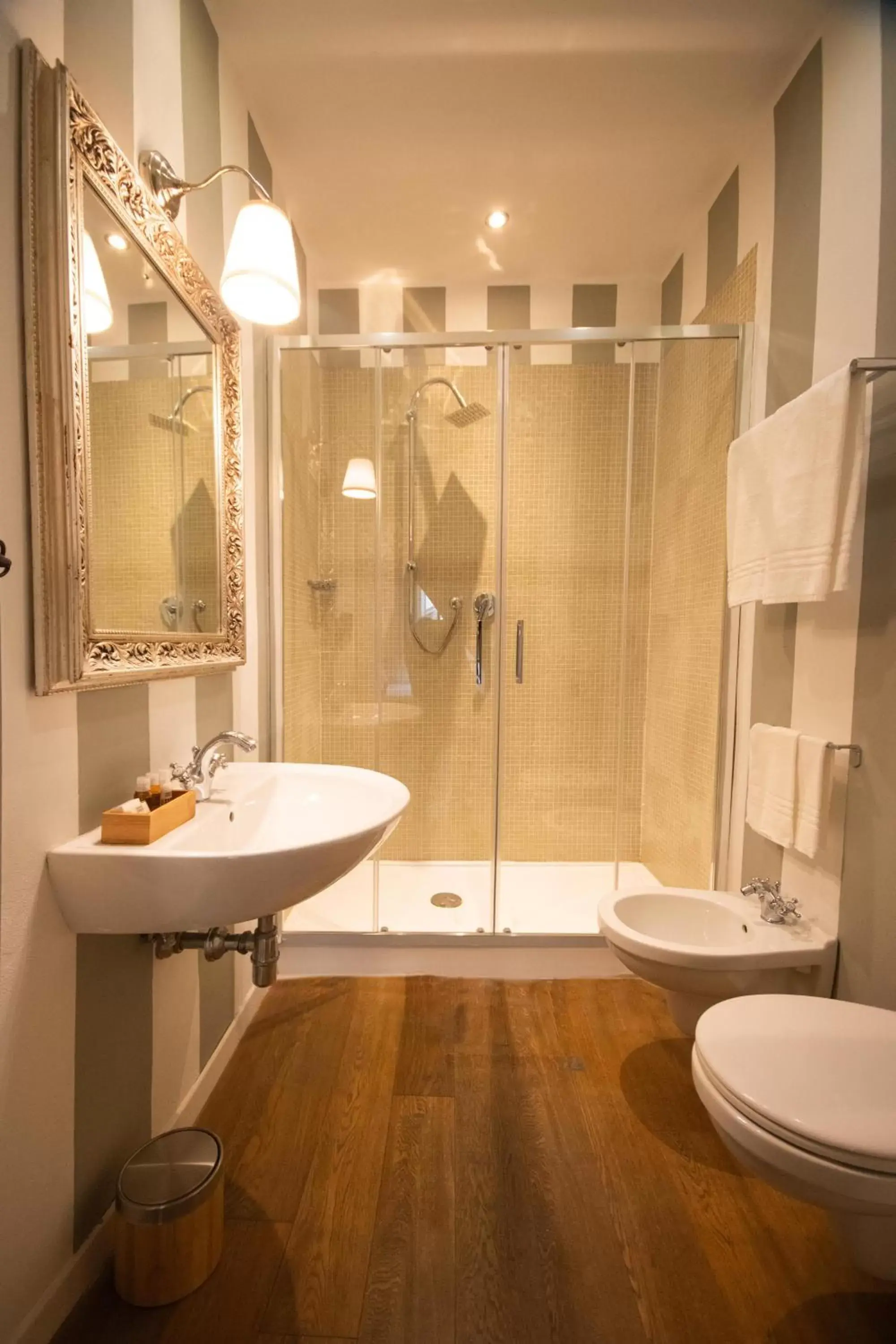 Shower, Bathroom in B&B Dimora Sassetti 6