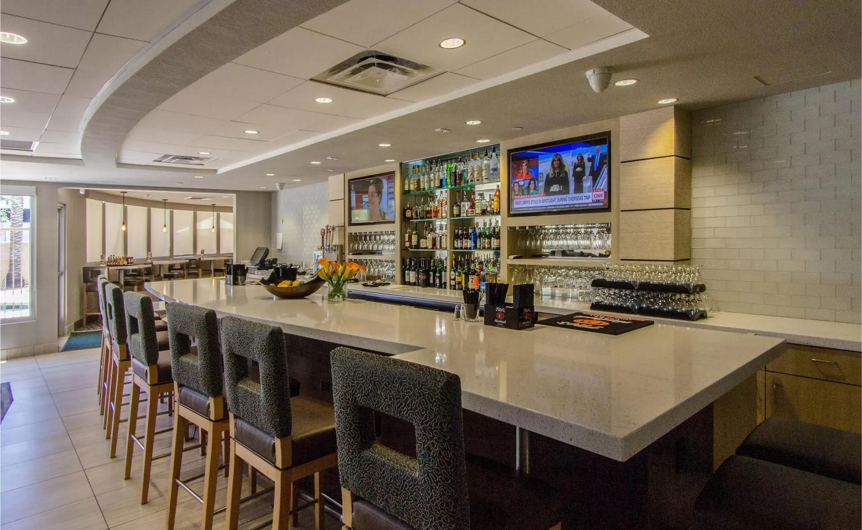 Lounge or bar in Holiday Inn Scottsdale North- Airpark, an IHG Hotel