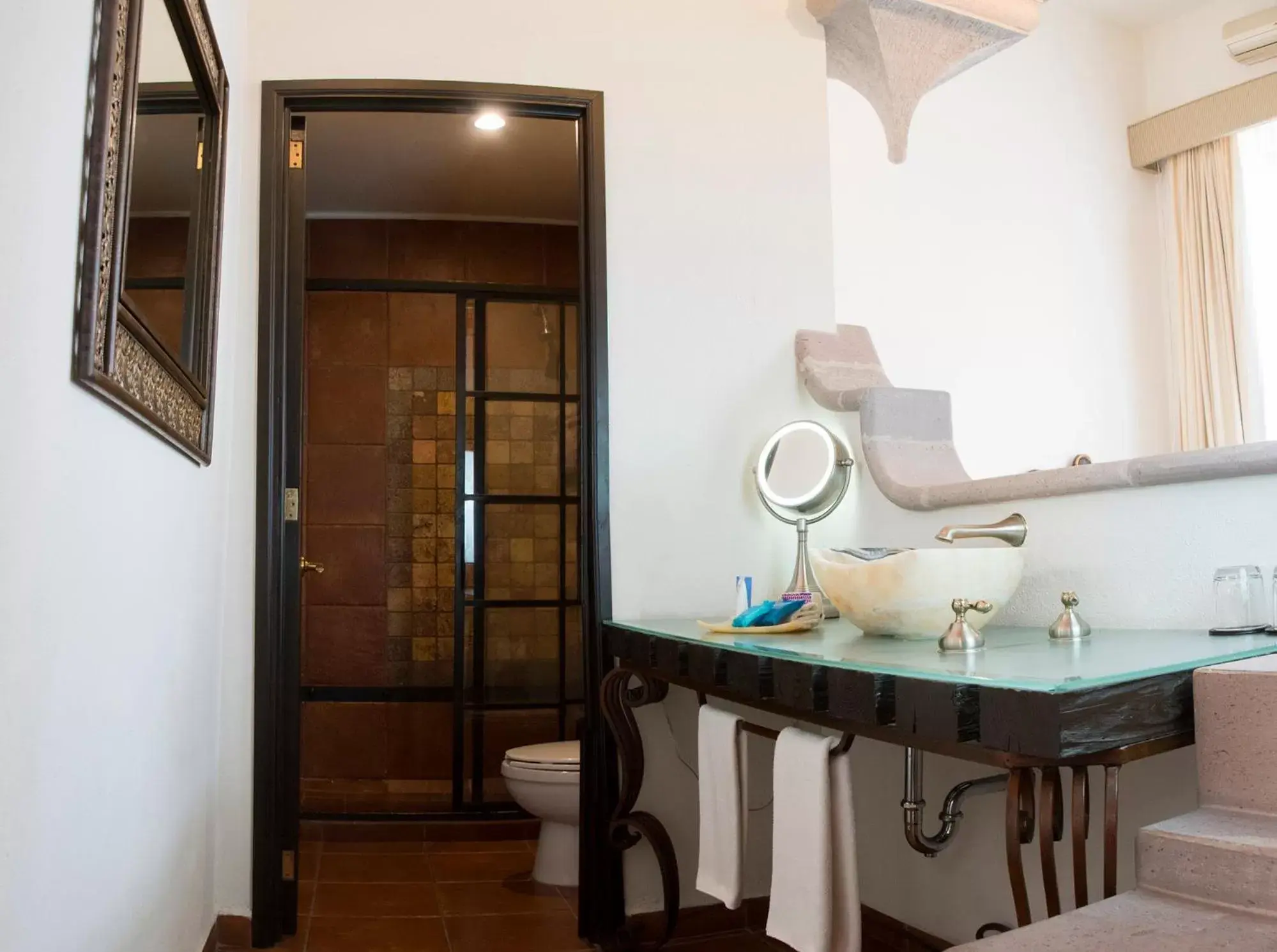 Bathroom in Hotel Herencia By Hosting House