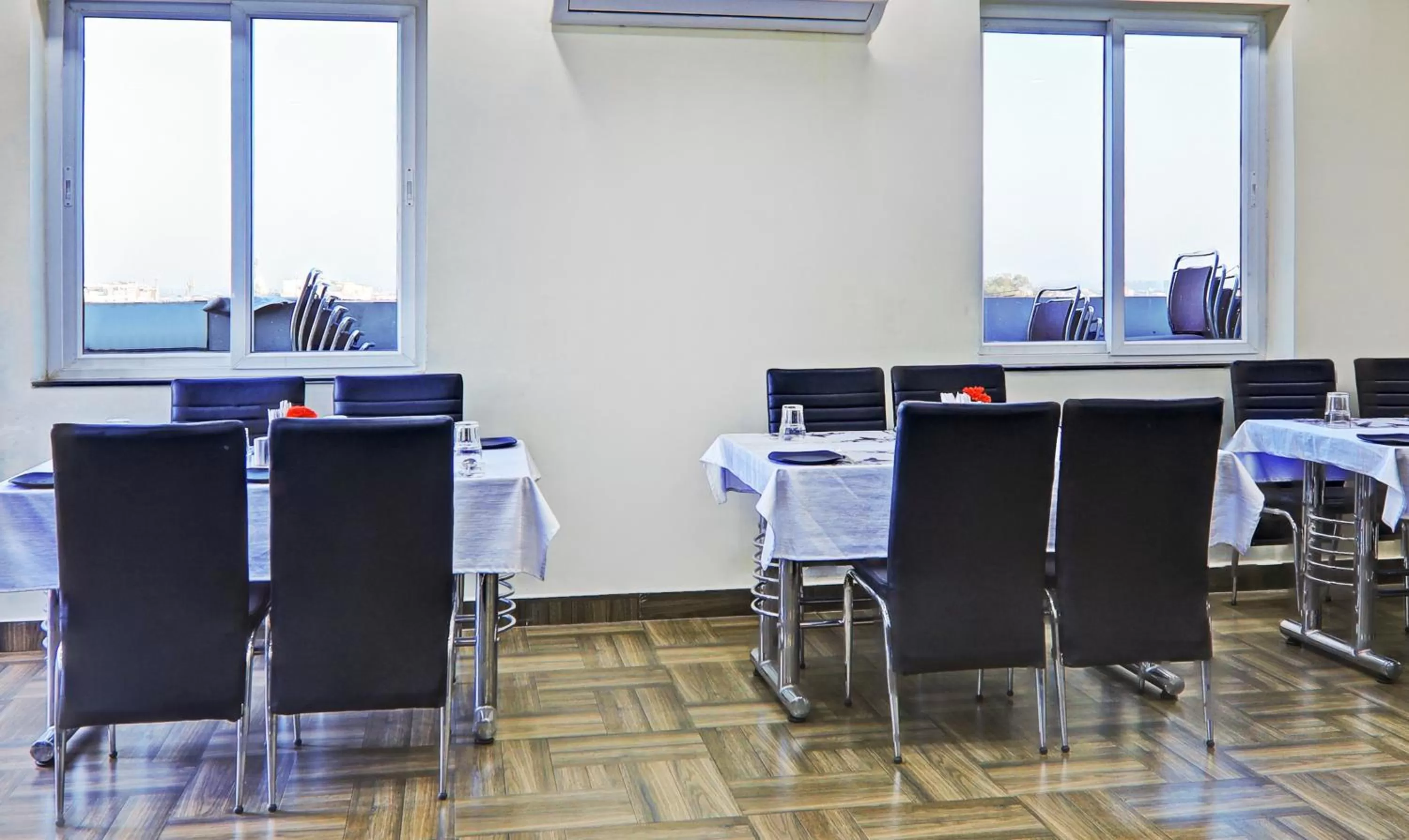 Restaurant/places to eat in Treebo Raj Inn Lalpur