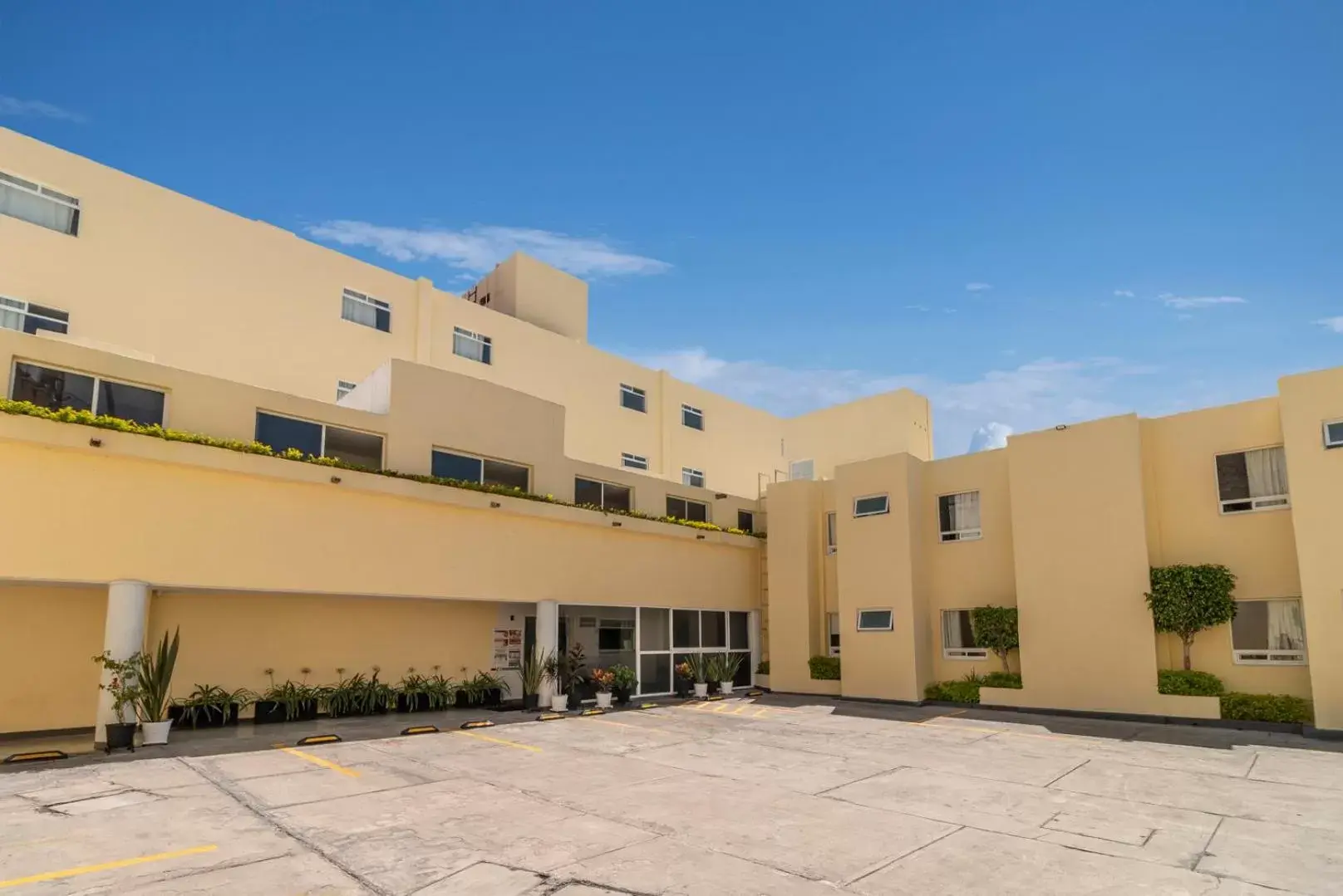 Patio, Property Building in Hotel Emperador centro Guadalajara y Remodelado