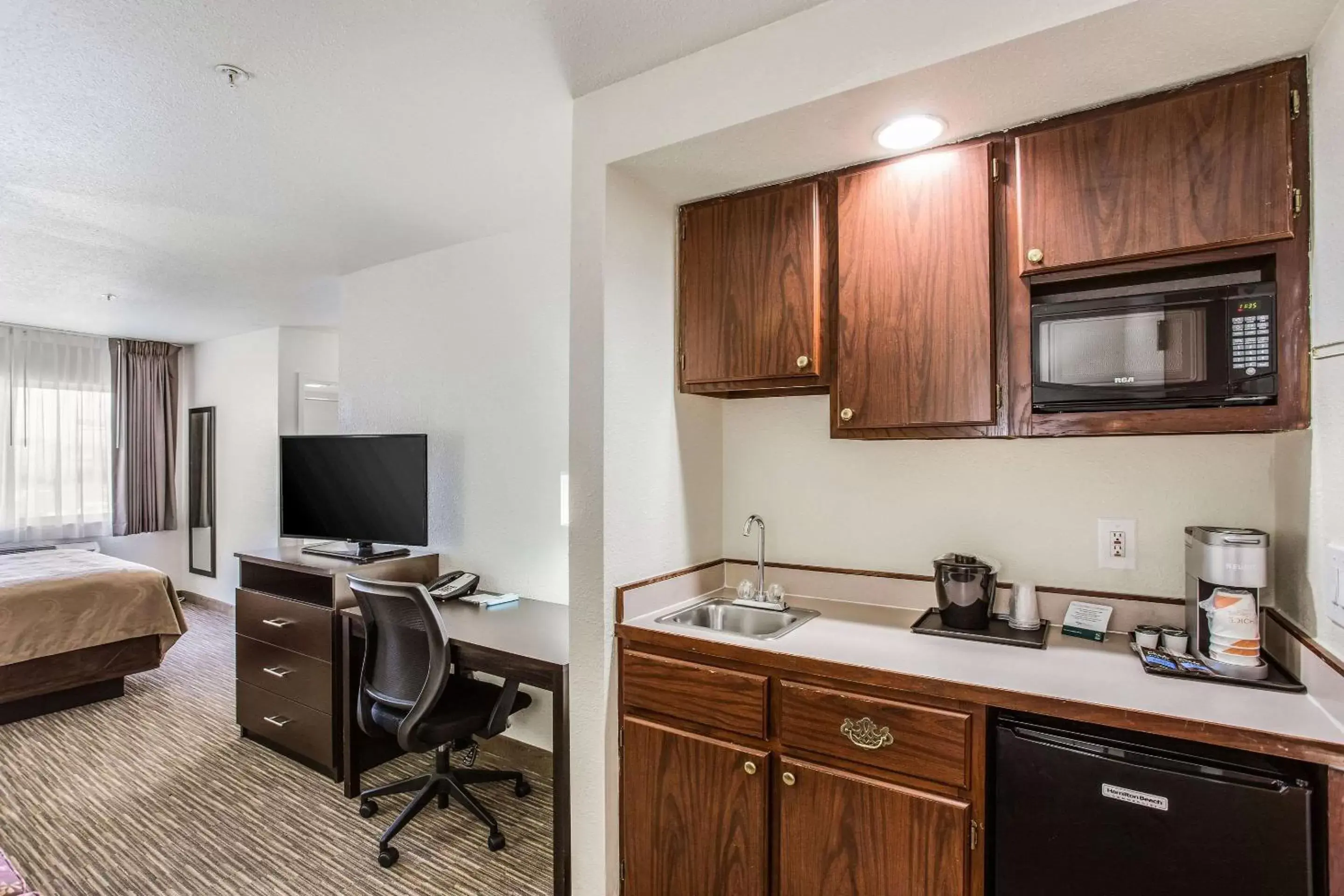 Photo of the whole room, Kitchen/Kitchenette in Quality Inn & Suites