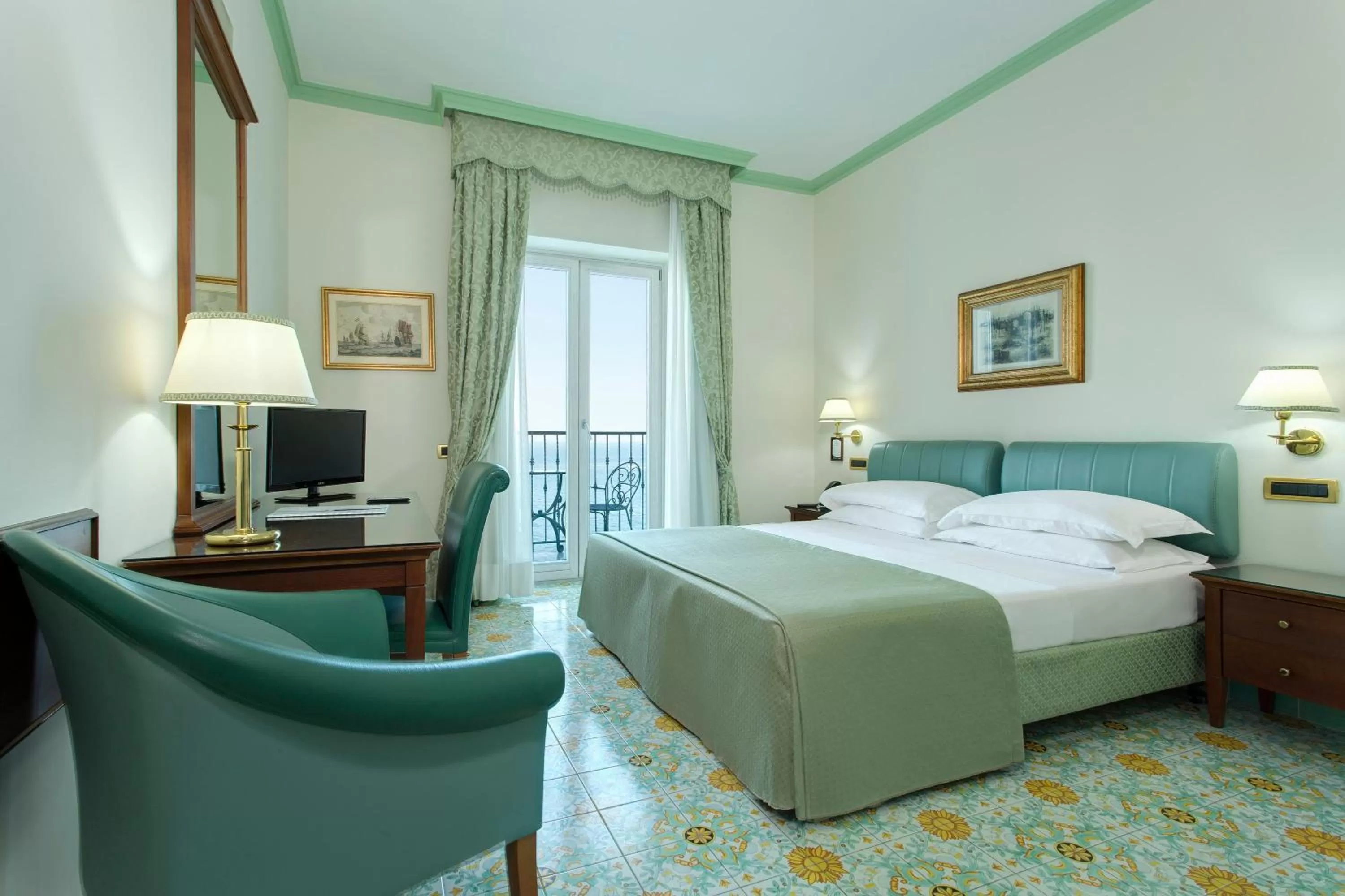 Photo of the whole room, Bed in Lloyd's Baia Hotel