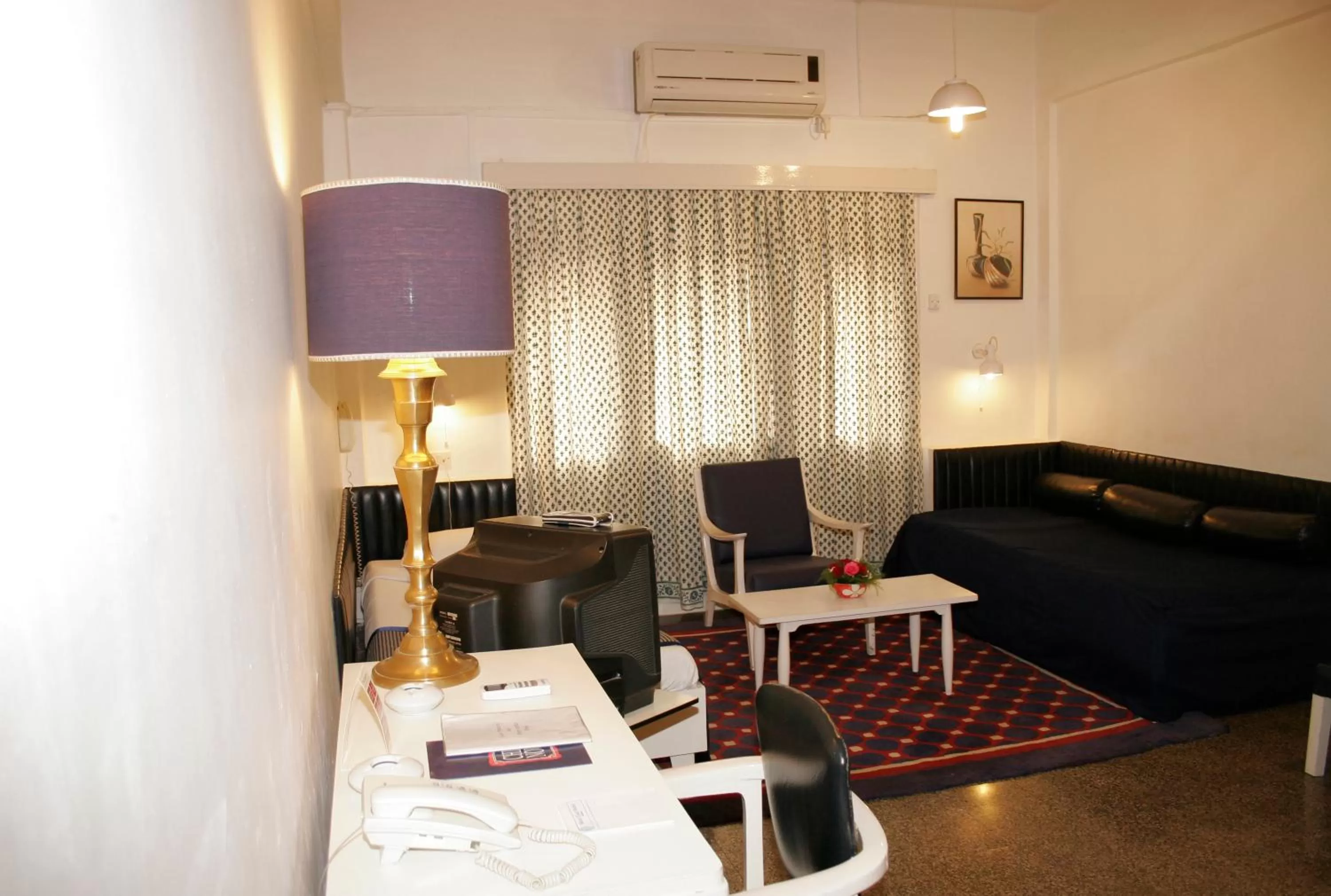 Bedroom in West End Hotel Opp Bombay Hospital