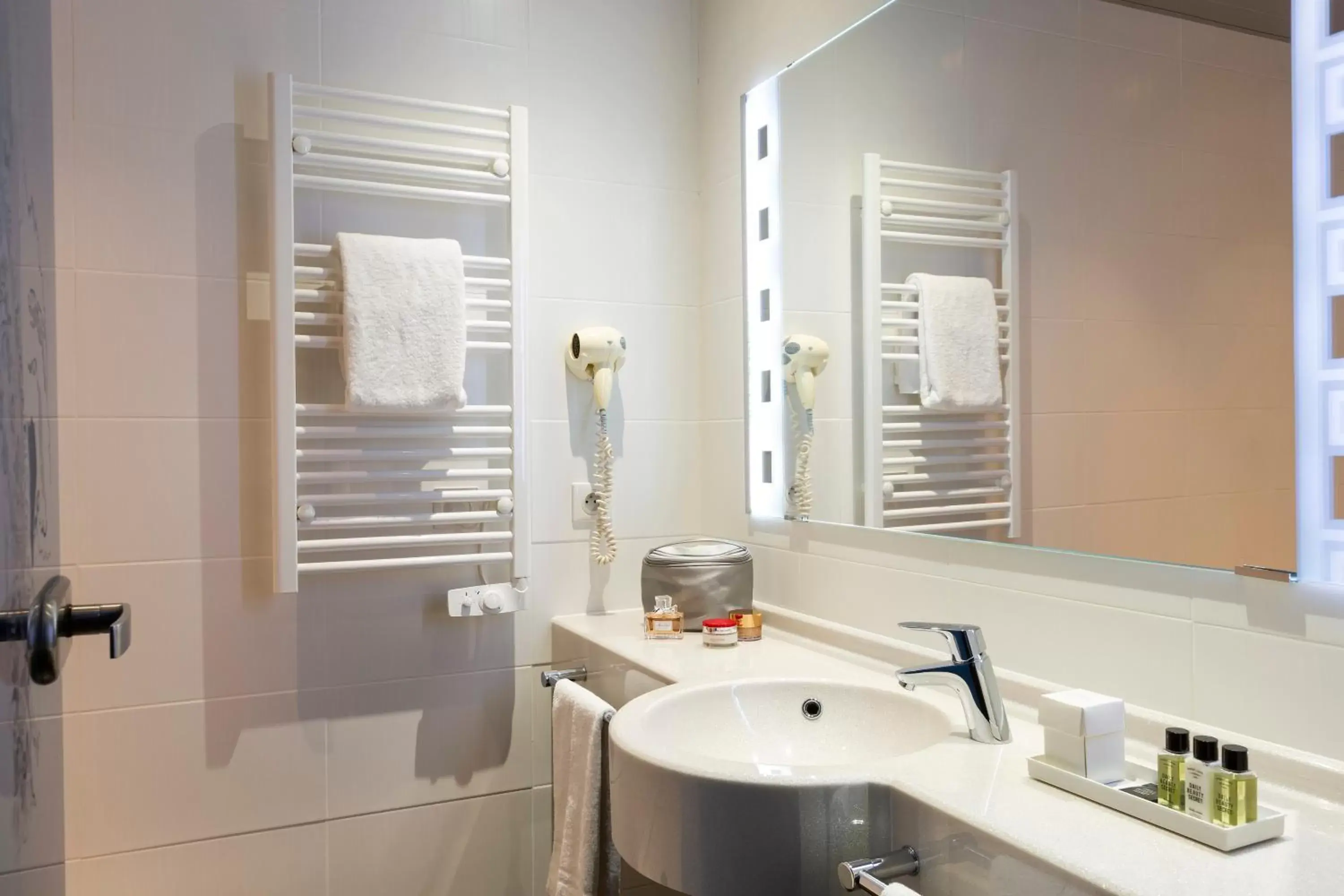 Shower, Bathroom in B&B HOTEL Colmar Liberté 4 étoiles