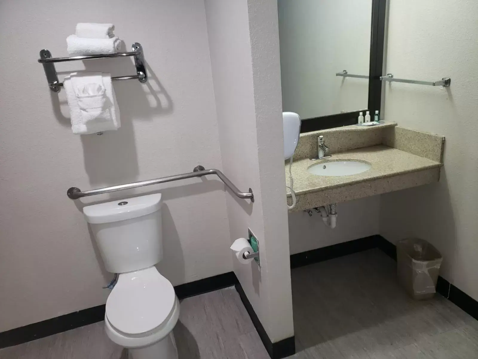 Bathroom in Quality Inn Airport East