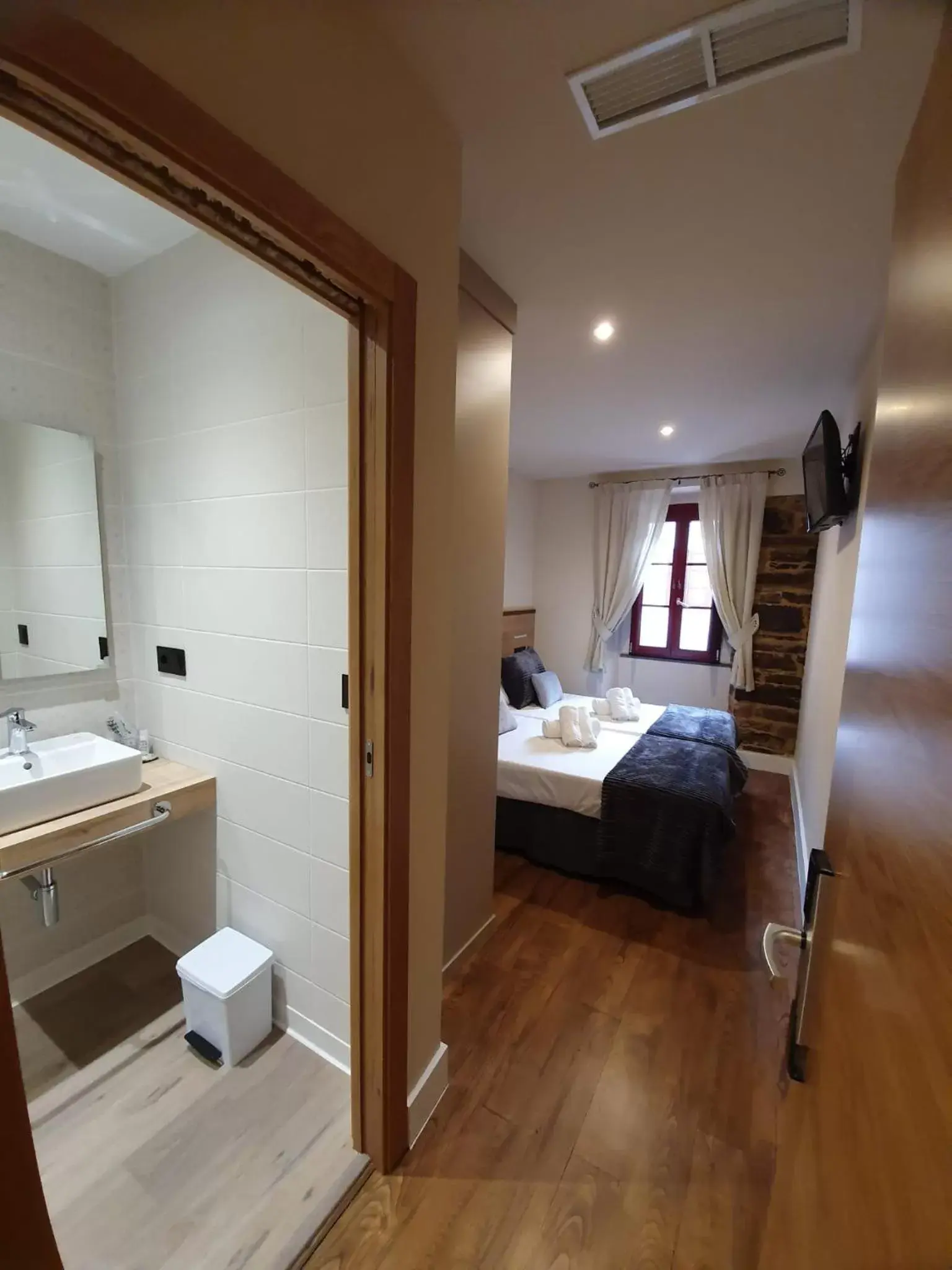 Bedroom, Bathroom in Albergue Casa Cuartel