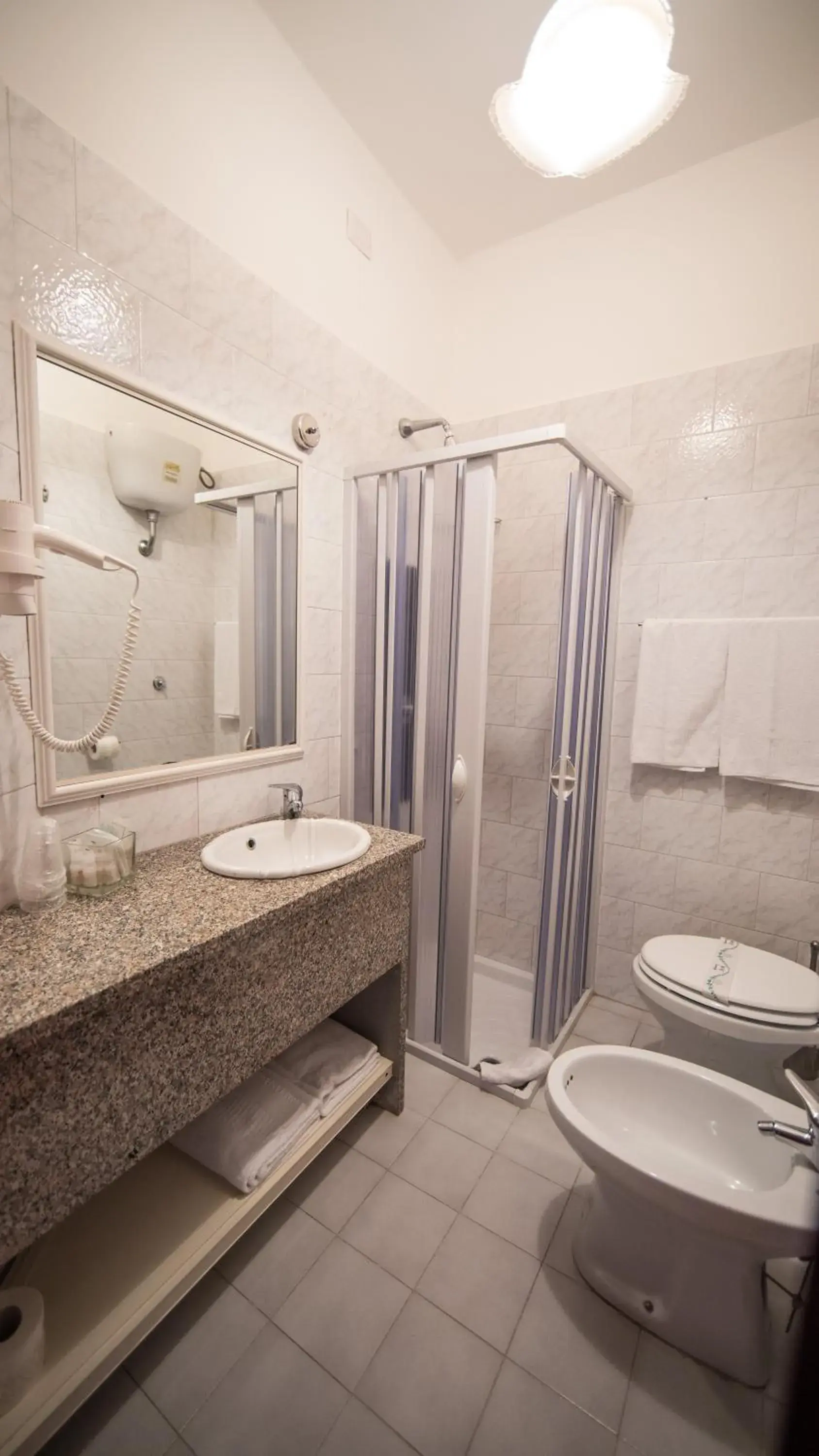 Shower, Bathroom in Hotel Imperiale