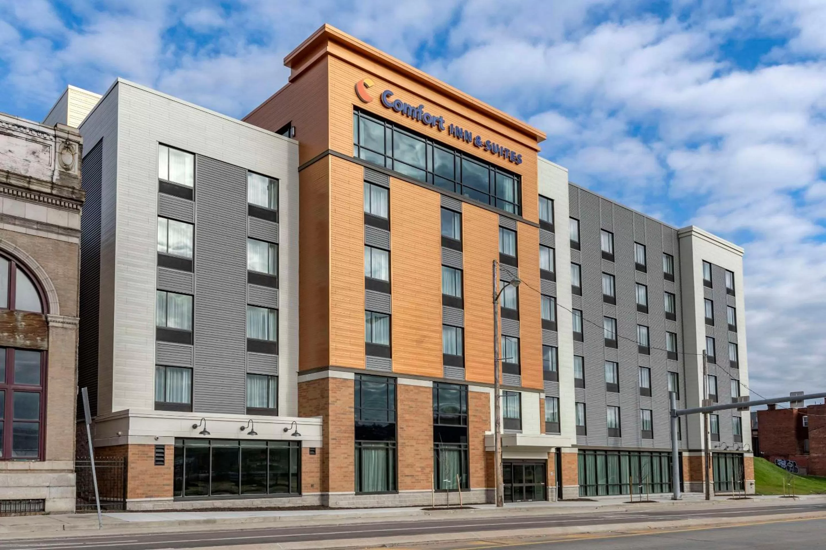 Property building in Comfort Inn & Suites Pittsburgh-Northshore