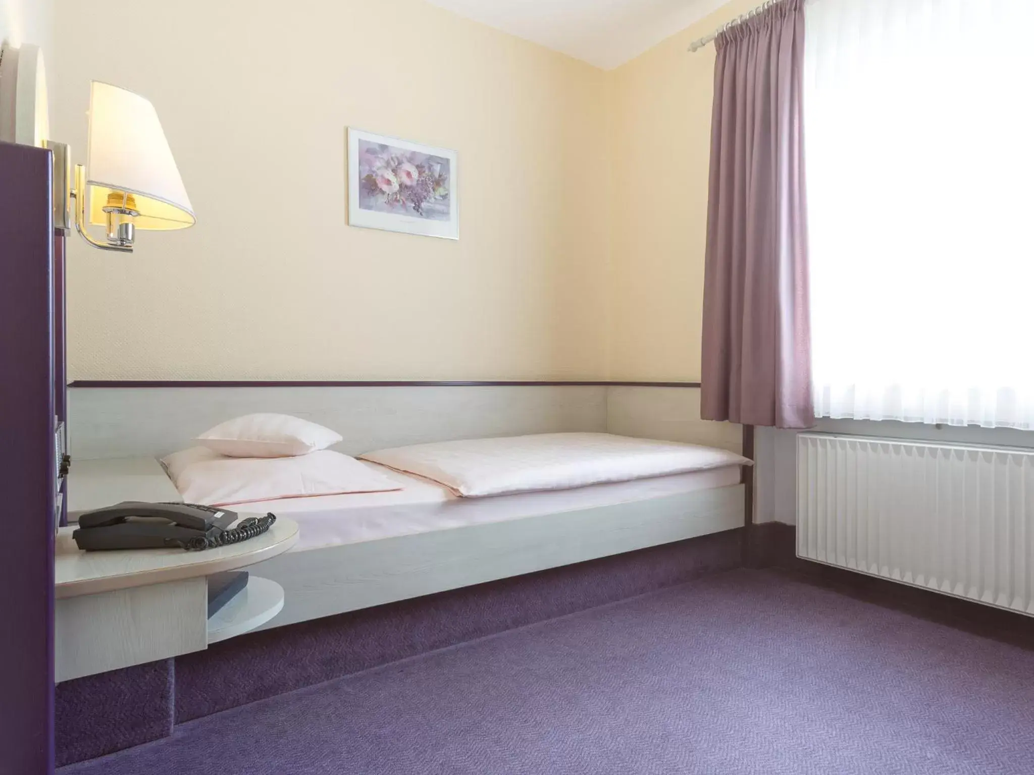 Bed in Stadt-gut-Hotel Siegboot