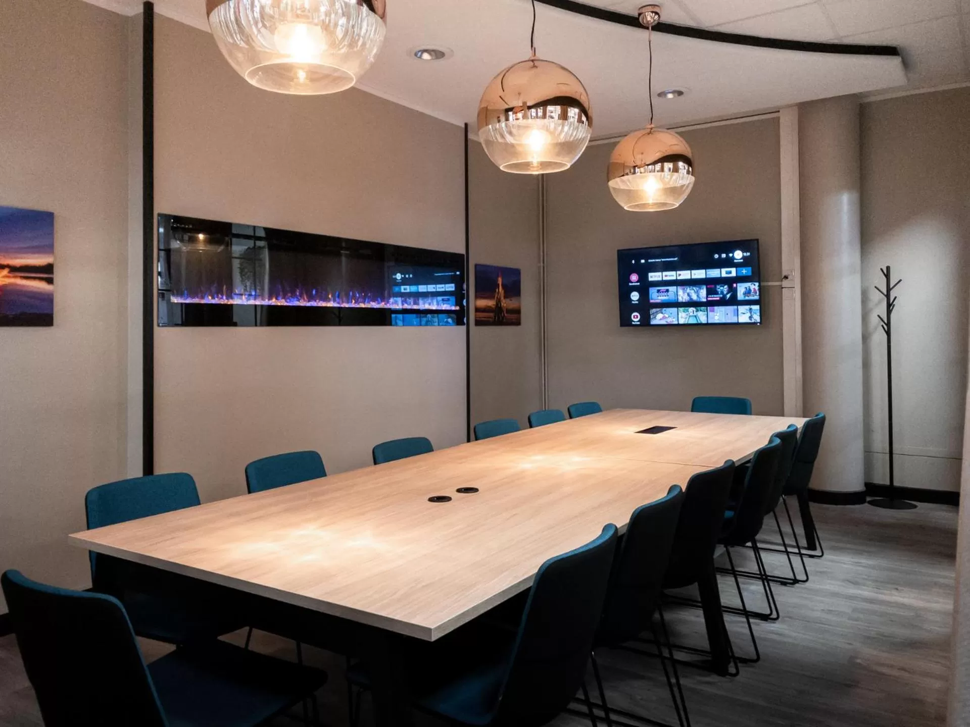 Communal lounge/ TV room in Hotelli Loimu by UHANDA