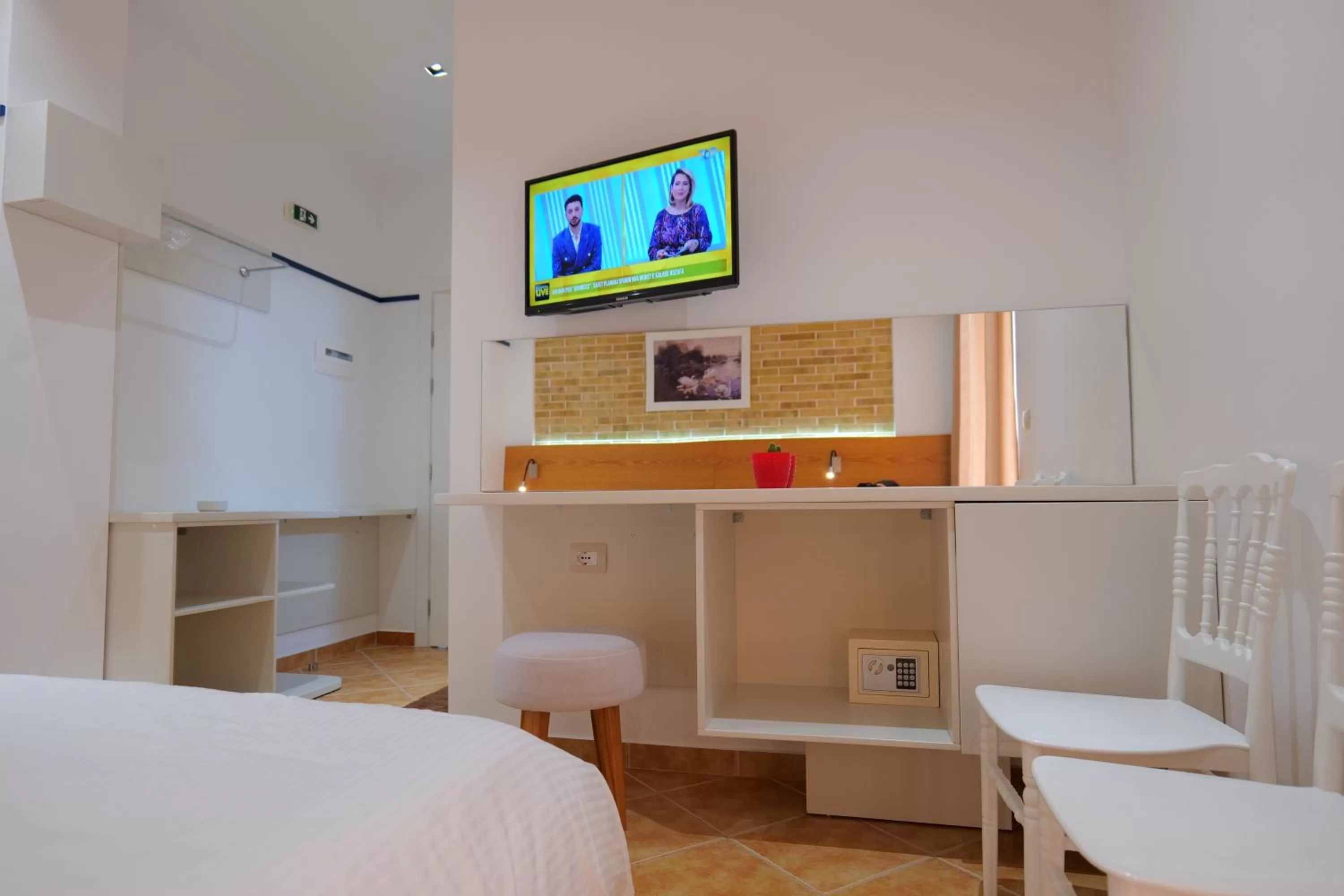 Communal lounge/ TV room, Bed in Hotel Piccolino