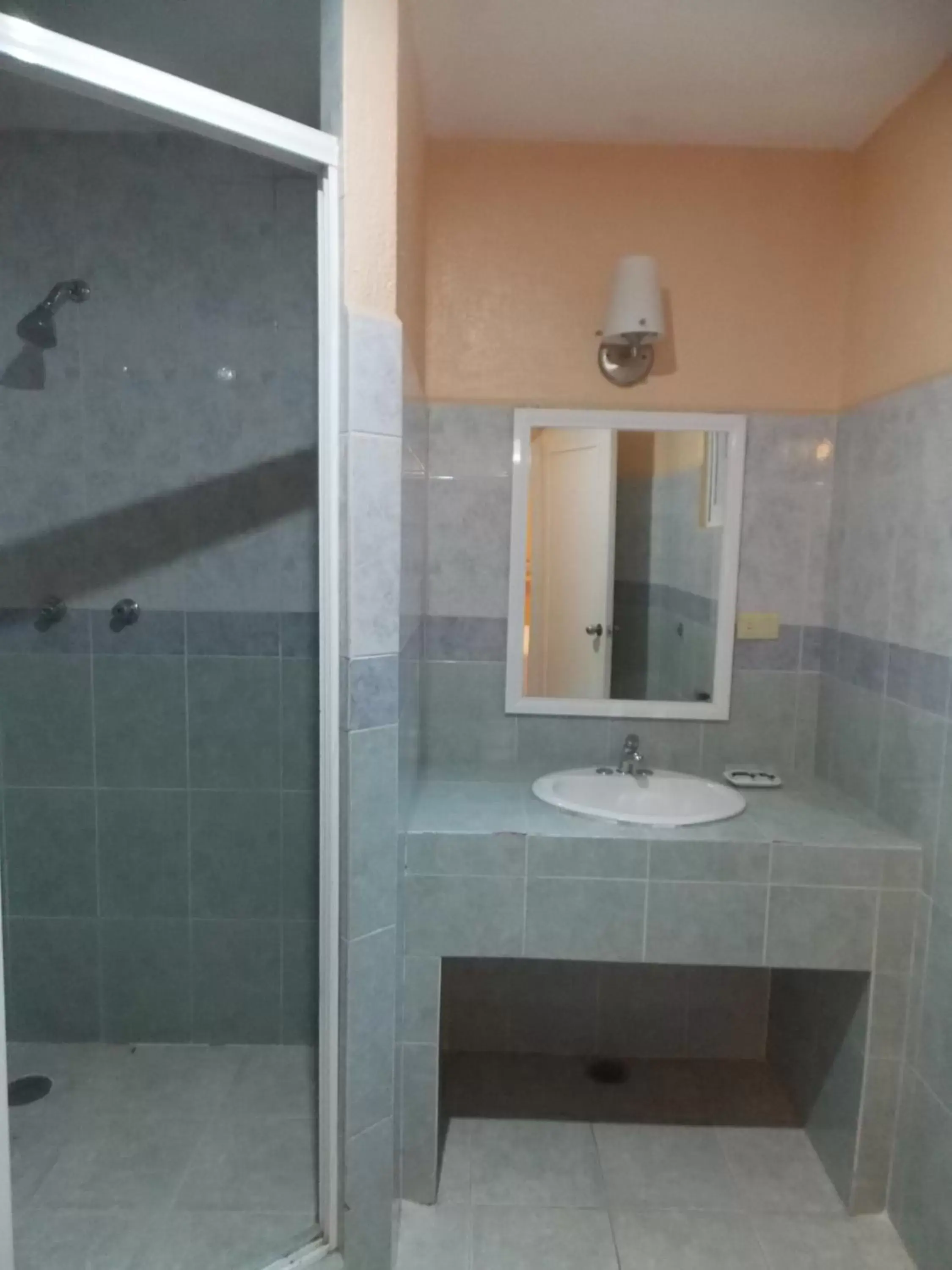 Bathroom in Hotel Express Alejandría
