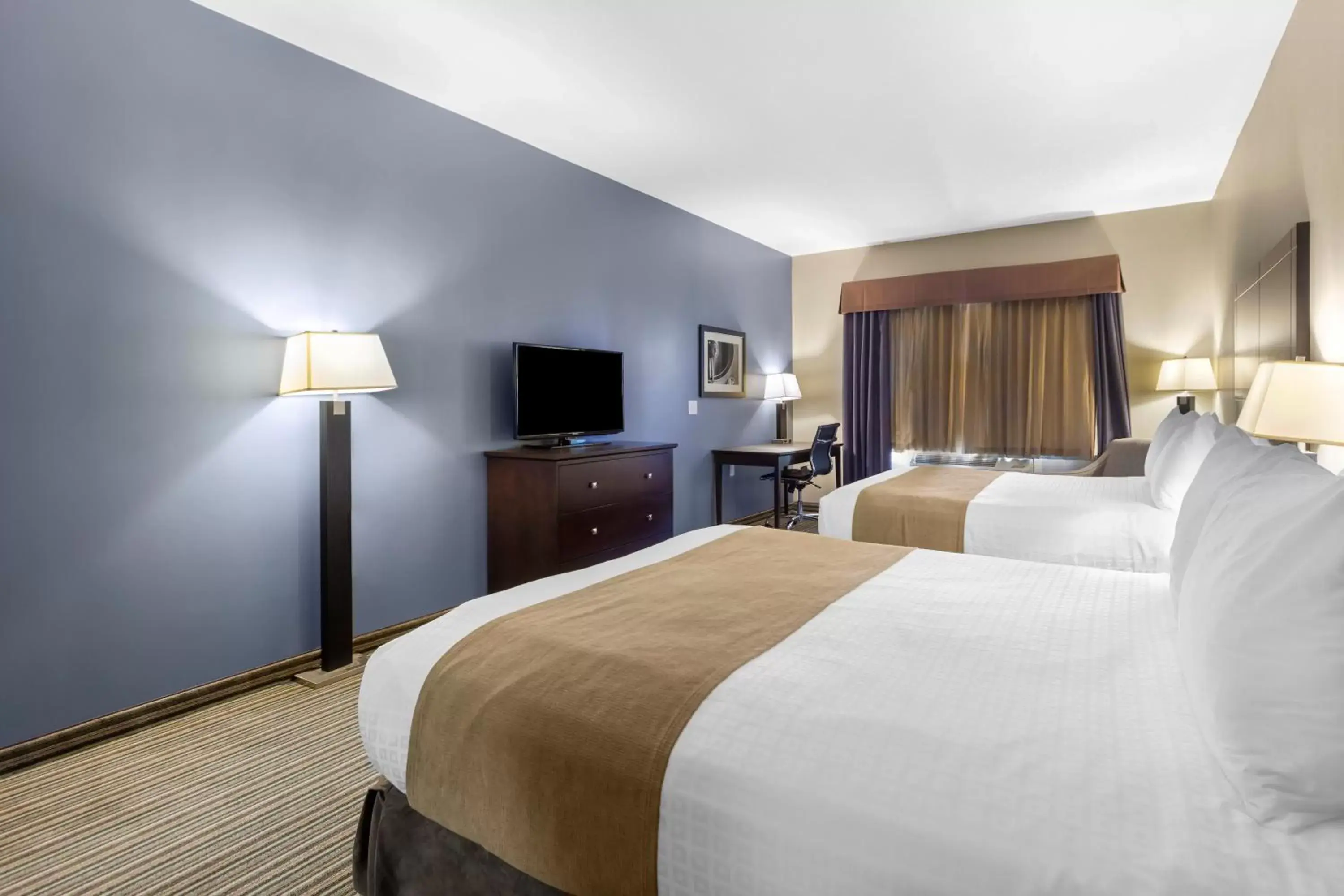 Property building, Bed in Best Western PLUS Fort Saskatchewan Inn & Suites
