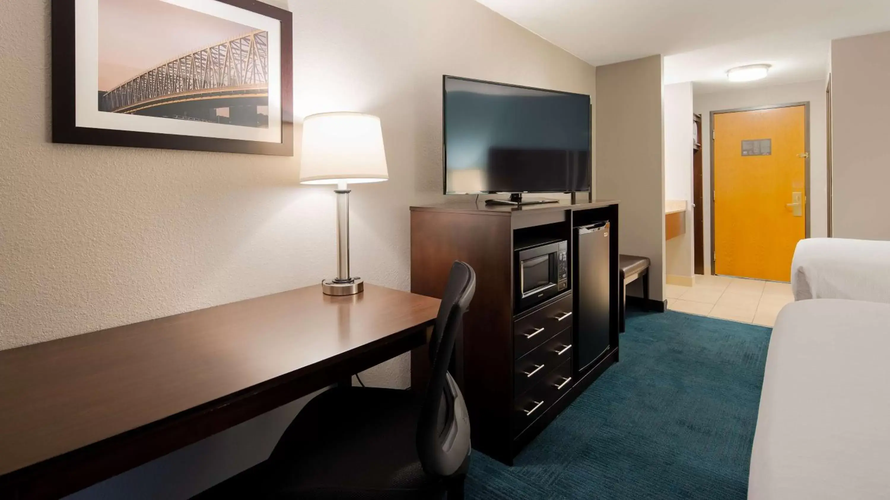 Photo of the whole room, TV/Entertainment Center in Best Western St. Clairsville Inn & Suites