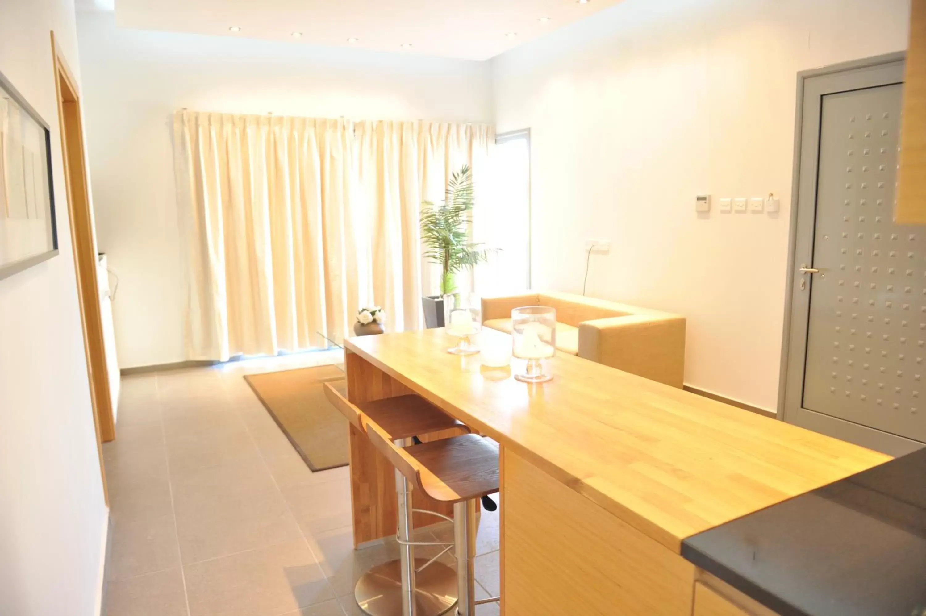 Kitchen or kitchenette, Dining Area in E-Hotel Larnaca Resort & Spa