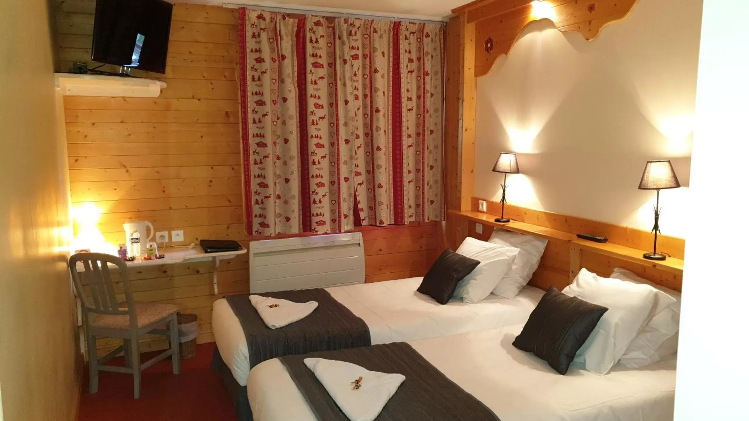 Photo of the whole room, Bed in Hôtel le Welcome