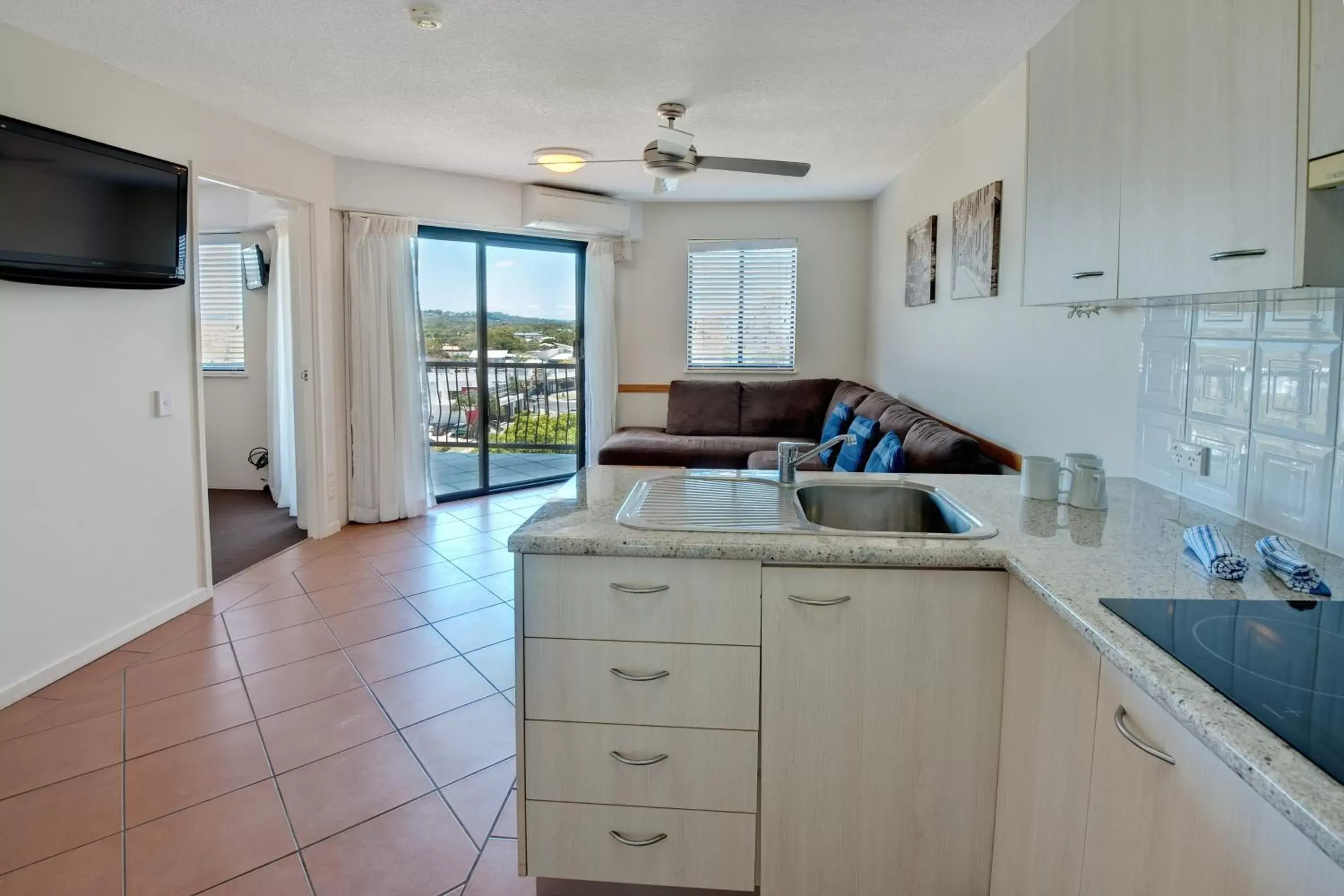 Living room, Kitchen/Kitchenette in Nautilus Resort Mooloolaba