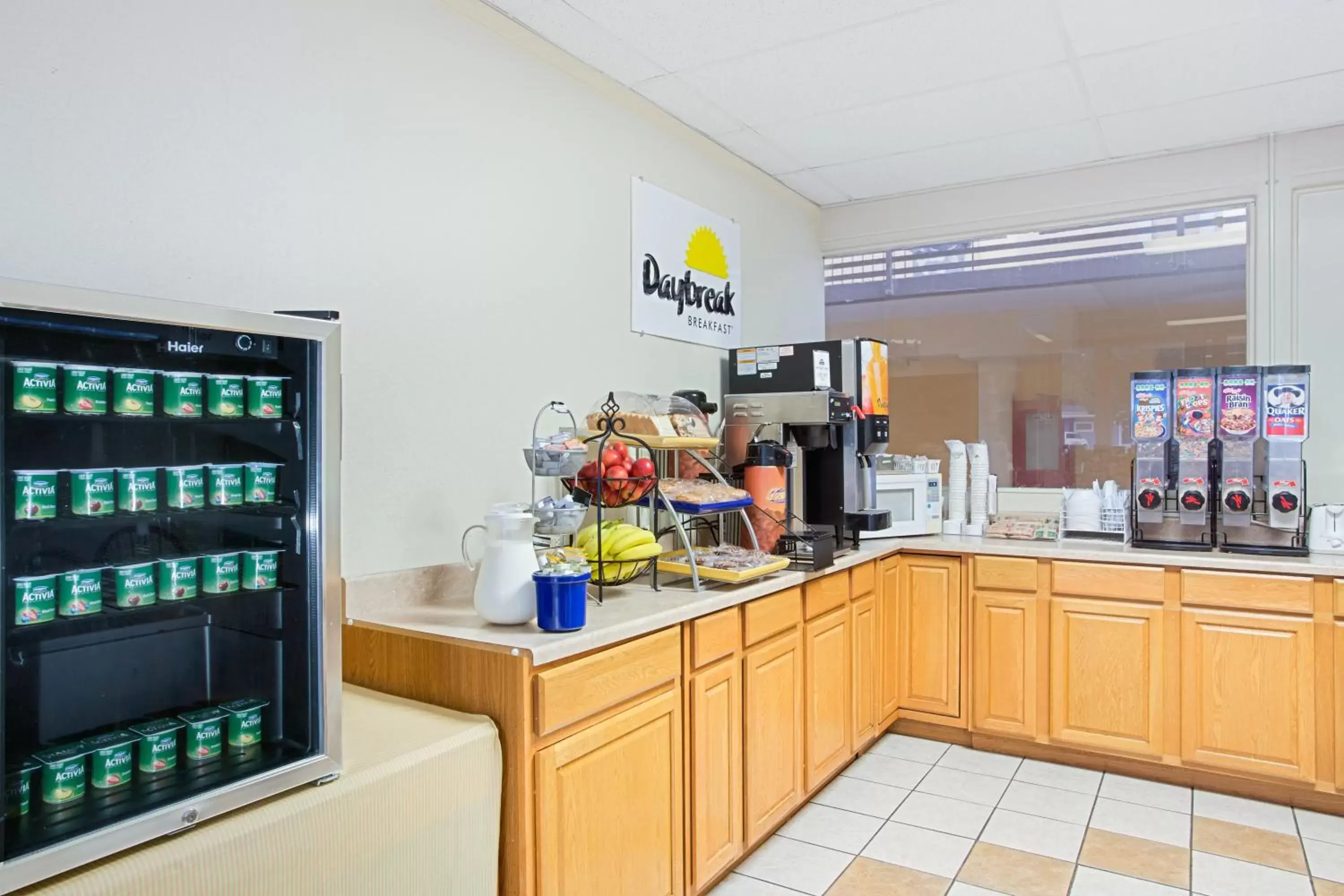 Continental breakfast in Bristol Parkway inn Continental breakfast in Bristol Parkway inn