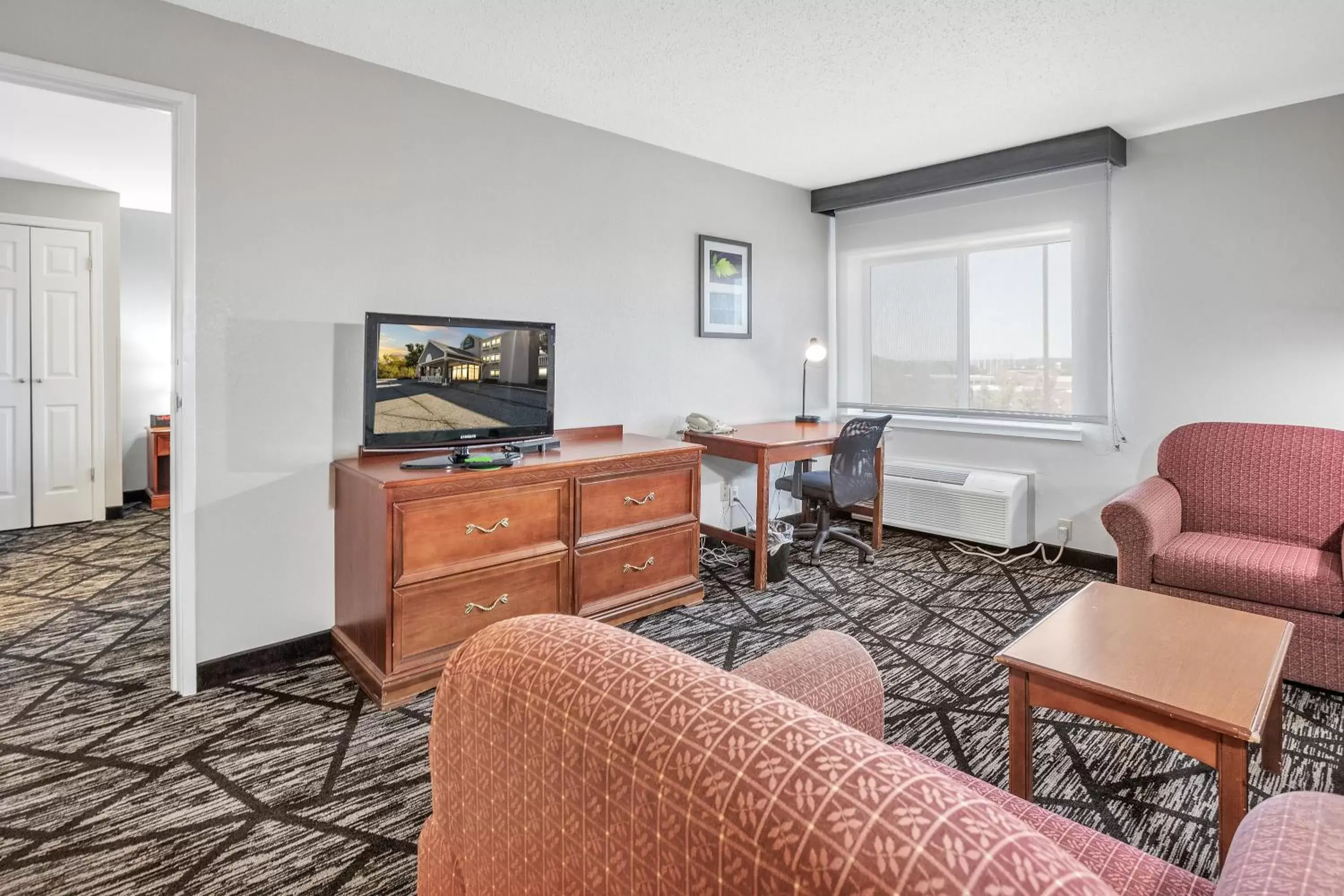 TV and multimedia, Seating Area in La Quinta Inn by Wyndham Cleveland Independence