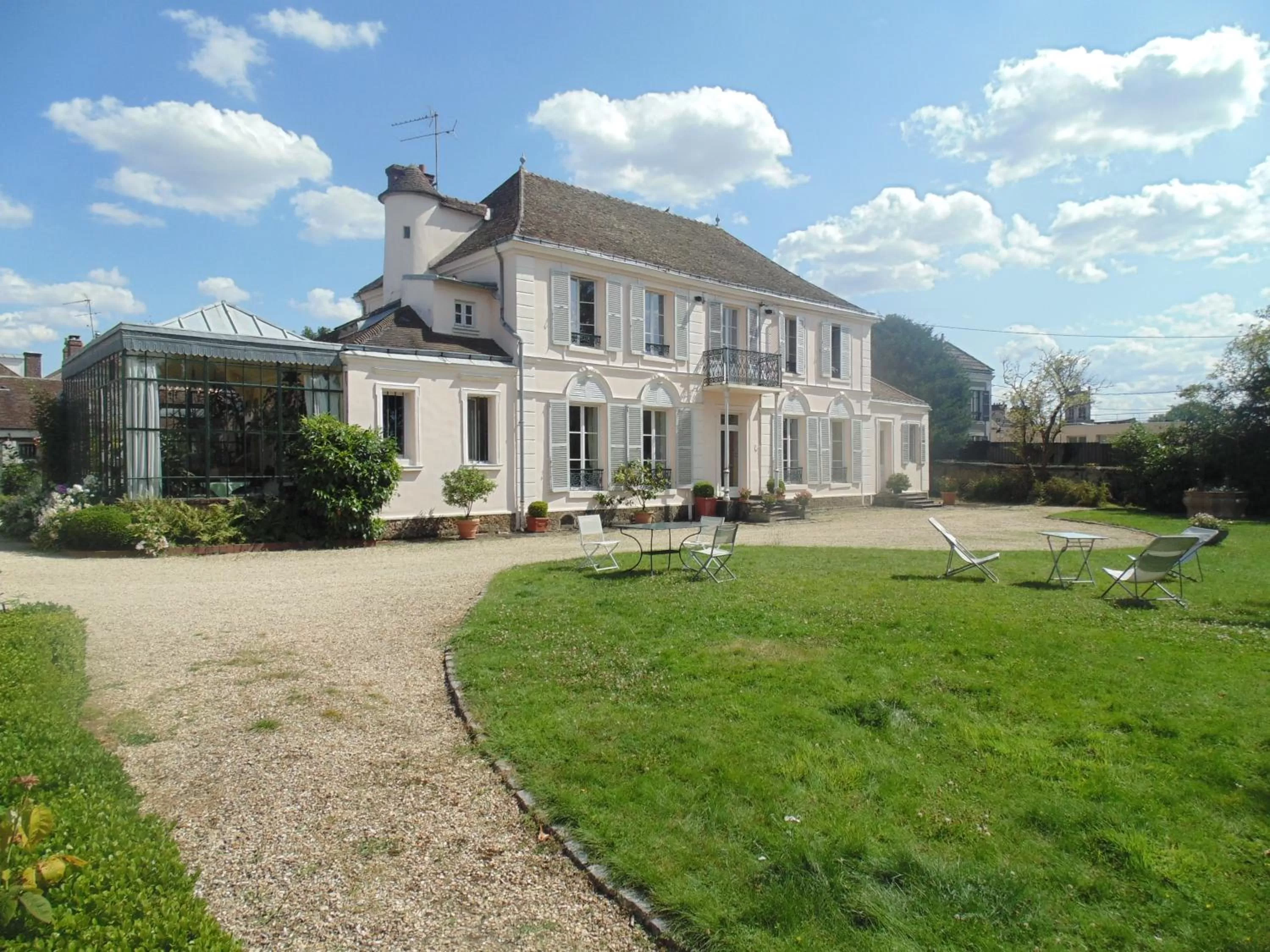 Facade/entrance in Clos Saint Nicolas