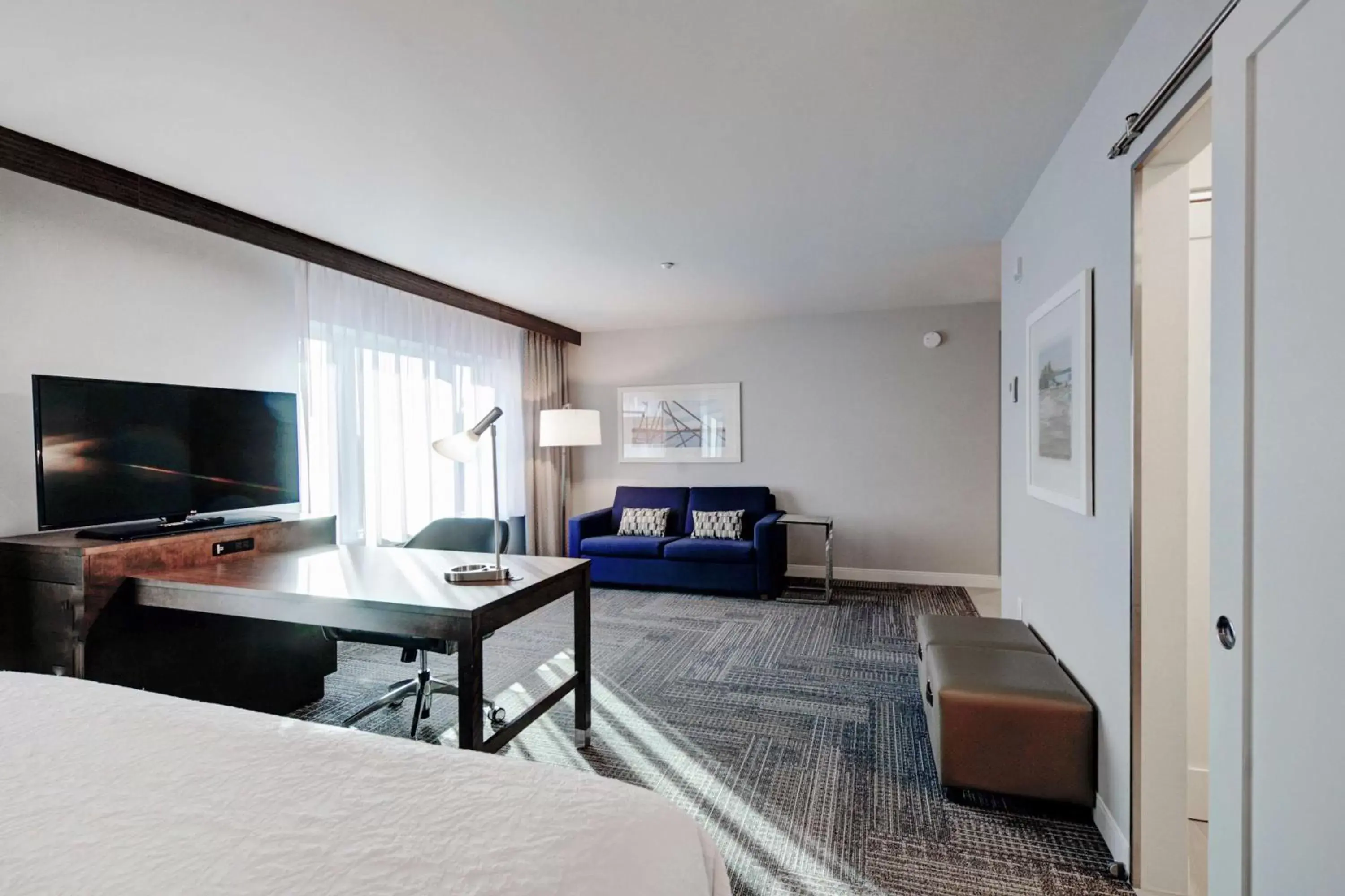 Bedroom, Seating Area in Hampton Inn & Suites By Hilton Quebec City /Saint-Romuald