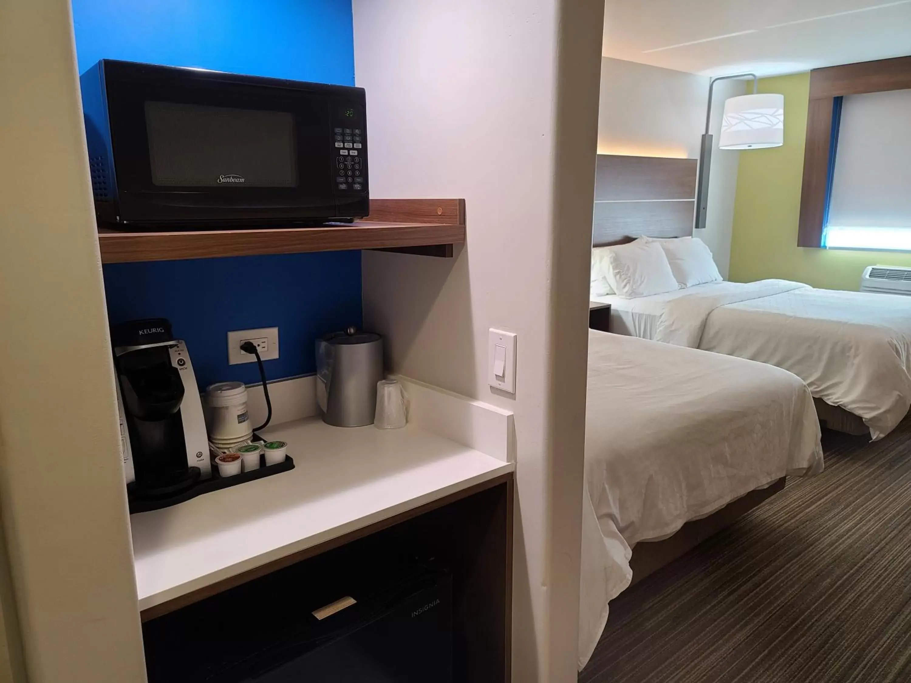 Photo of the whole room, Bed in Holiday Inn Express Hotel & Suites Woodland Hills, an IHG Hotel