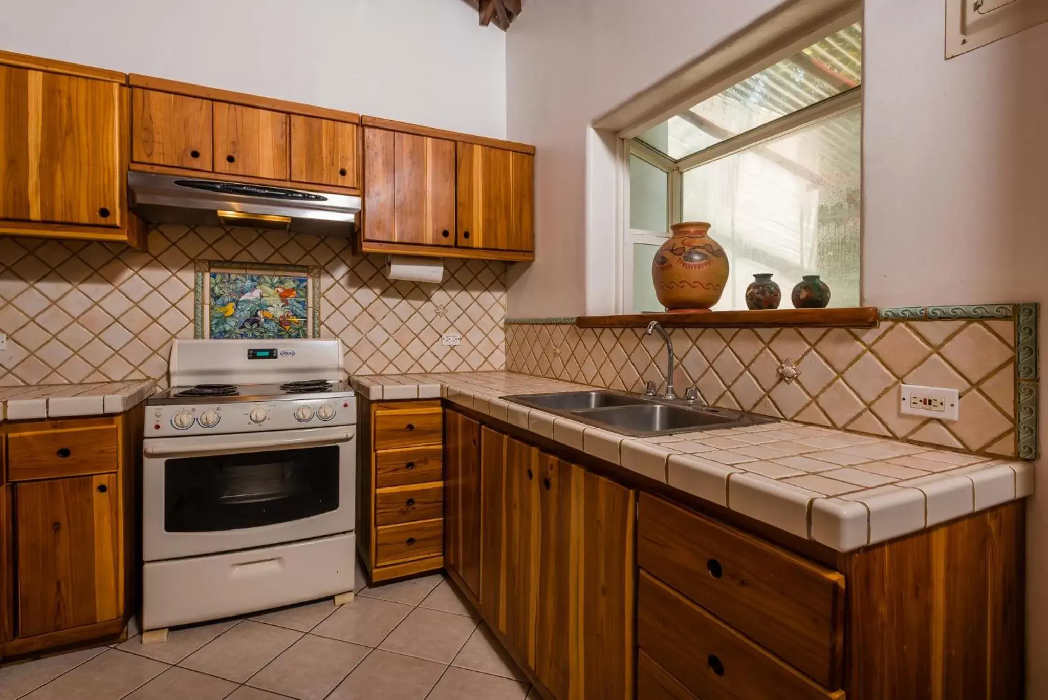 kitchen, Kitchen/Kitchenette in Corona del Mar