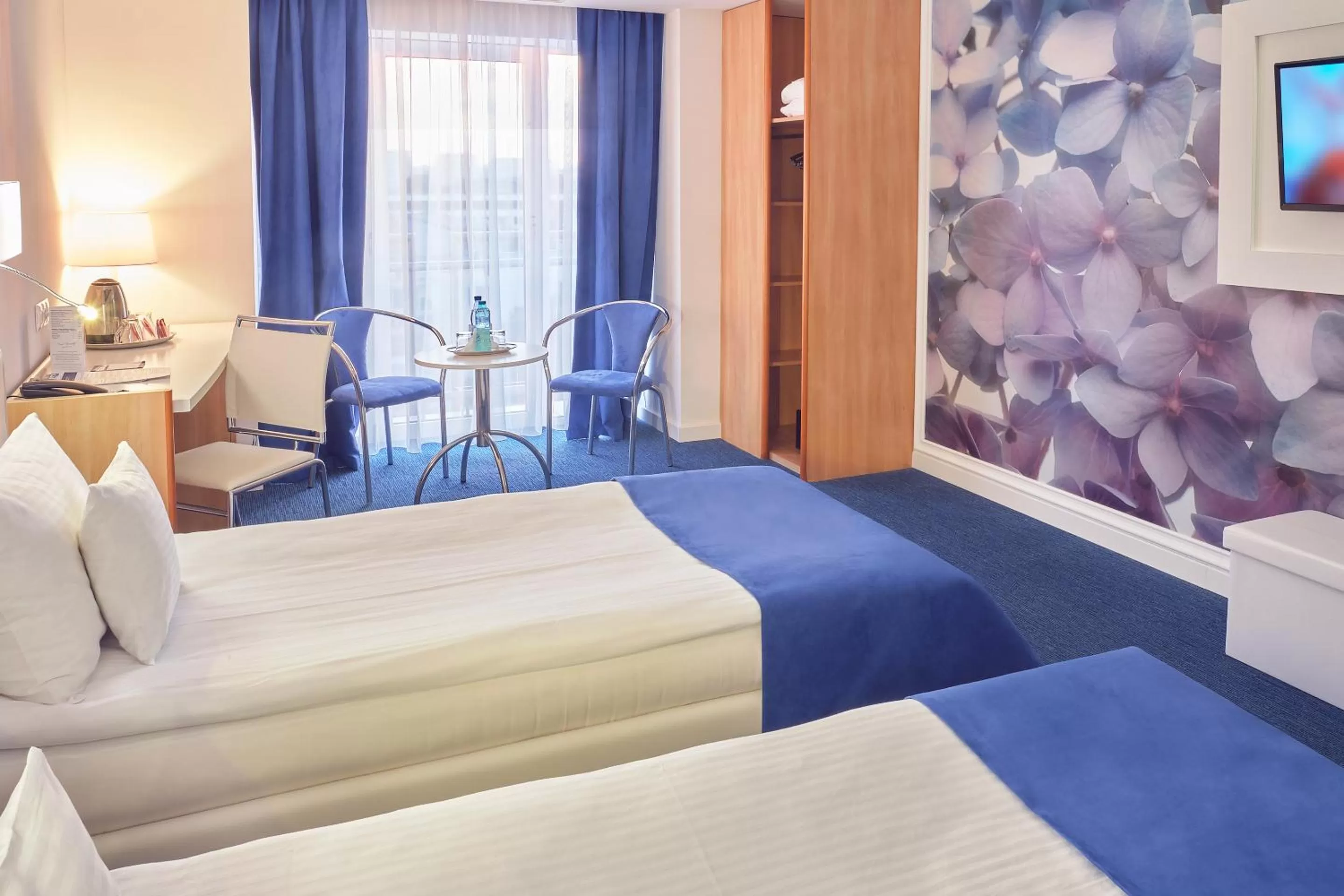 Seating area, Bed in Continental Forum Constanta