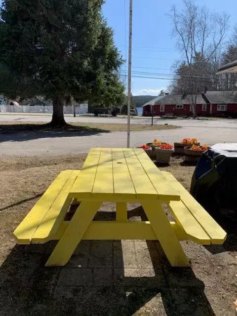 Dining area in Yankee Trail Motel