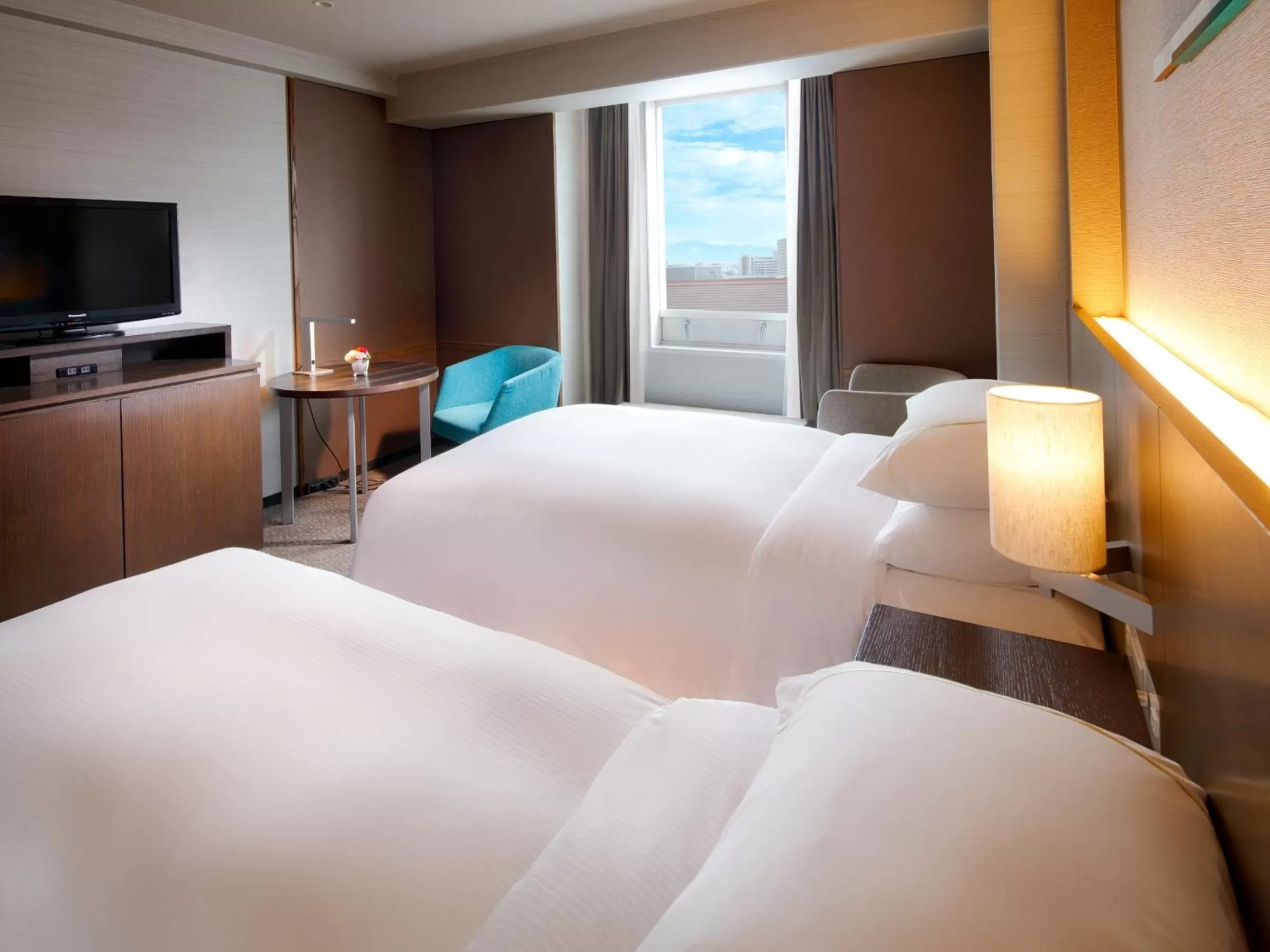 Photo of the whole room, Bed in Sheraton Miyako Hotel Osaka