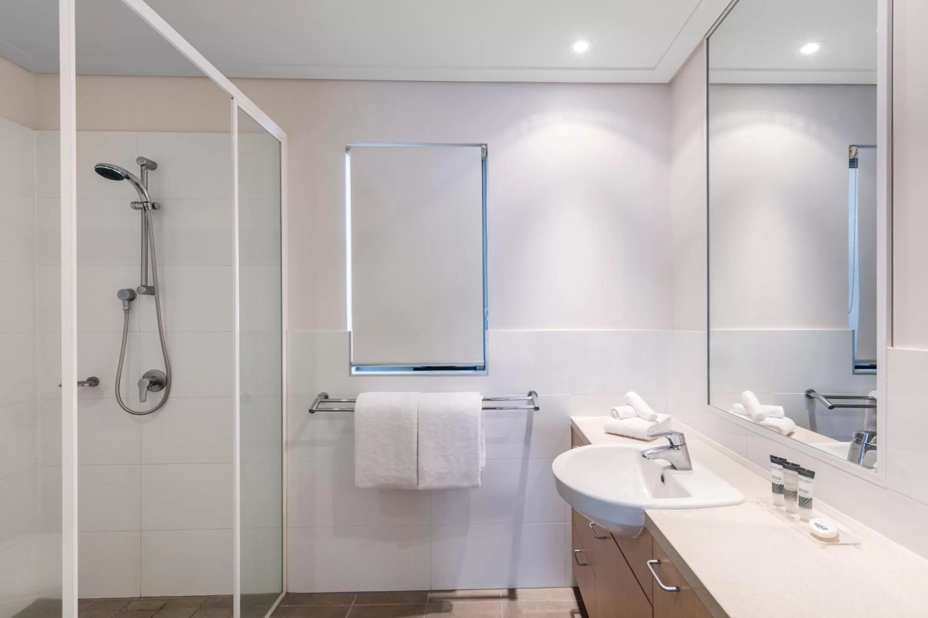 Bathroom in Oaks Broome Hotel